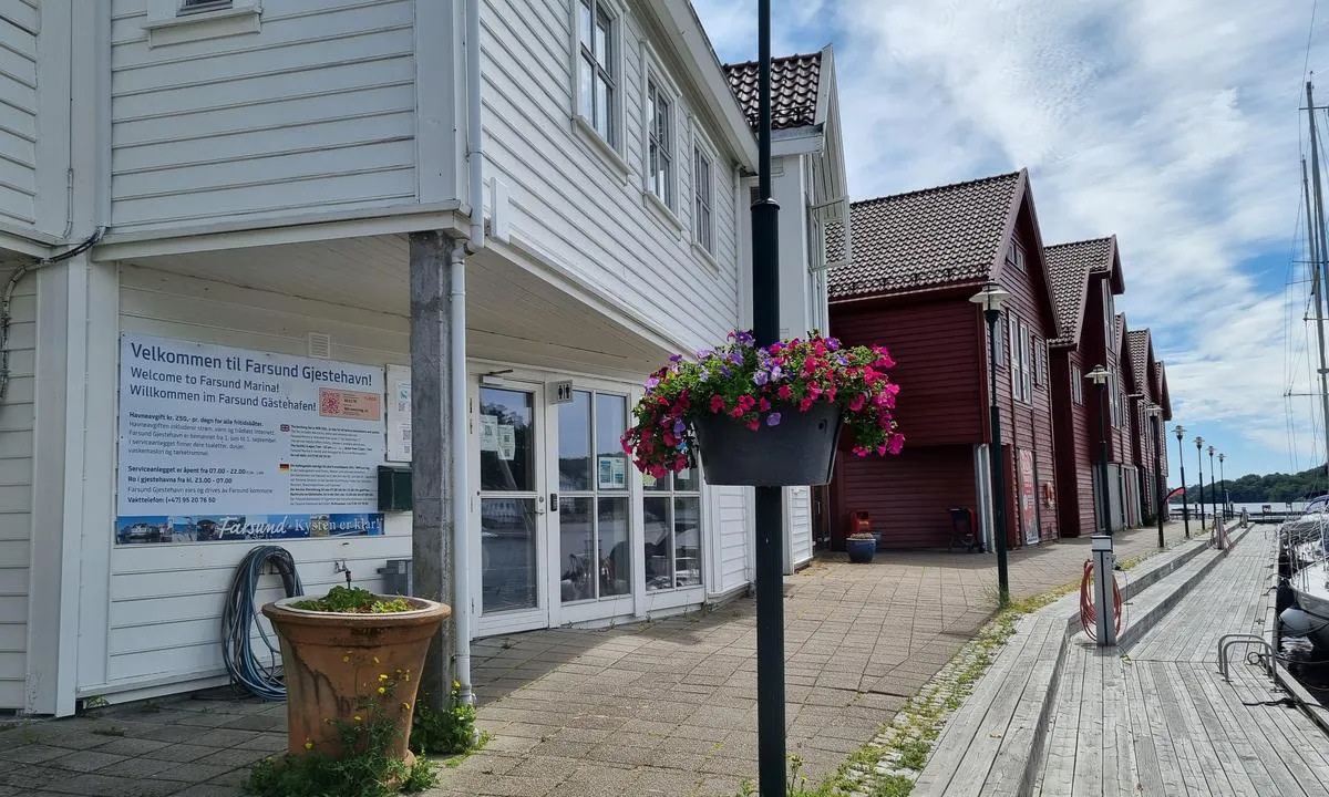 Farsund Gjestehavn - Gåsholmen: I det hvite huset er det toalett, dusj og vaskemaskin. I det røde er Extra