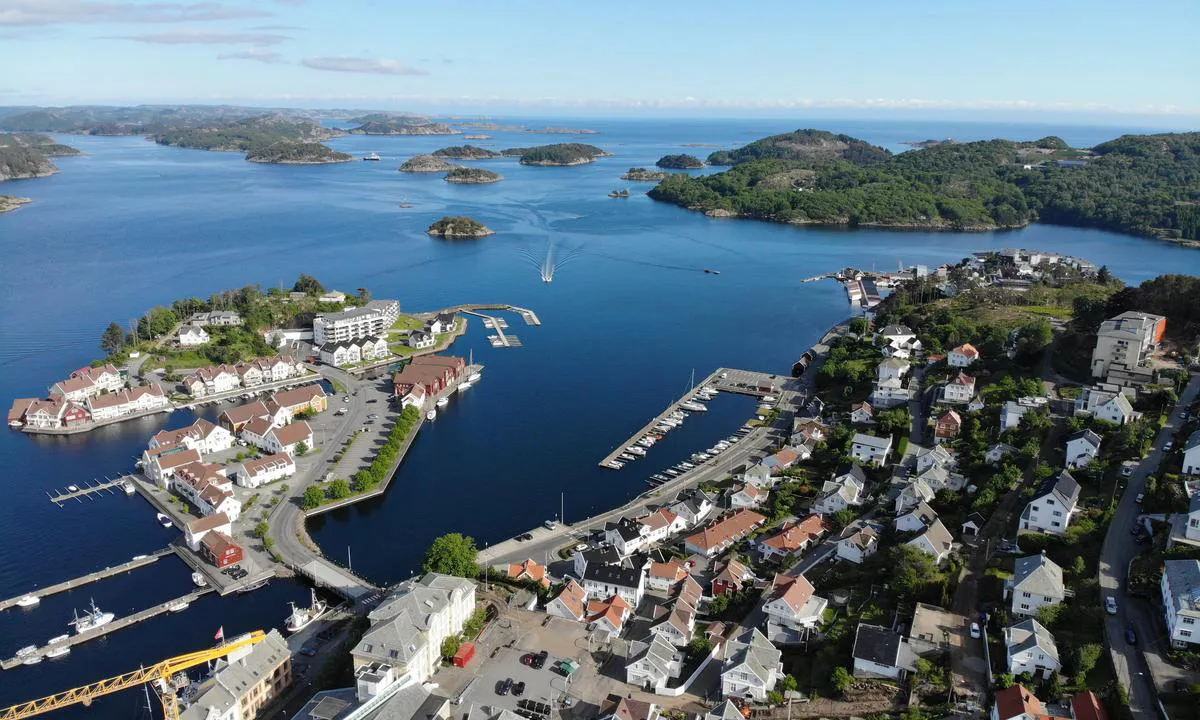 {"base": "no", "no": "Farsund fra luften.", "se": "Farsund fr\u00e5n luften.", "en": "Farsund from the air.", "da": "Farsund fra luften."}