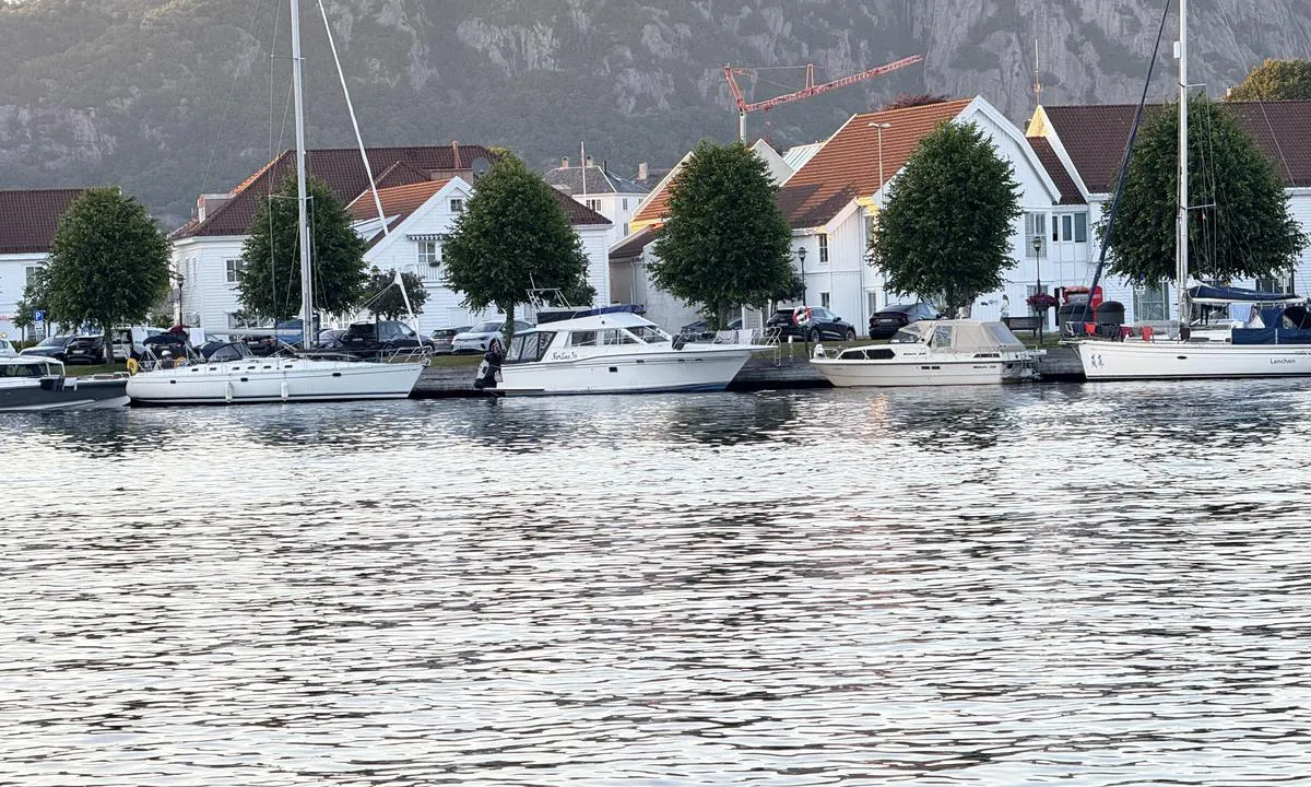 Farsund Gjestehavn - Gåsholmen: {"base": "no", "no": "Bilde tatt fra fastlandssiden mot G\u00e5seholmen", "se": "Bild tagen fr\u00e5n fastlandssidan mot G\u00e5seholmen", "en": "Picture taken from the mainland side towards G\u00e5seholmen", "da": "Billede taget fra fastlandssiden mod G\u00e5seholmen", "fr": "Photo pris depuis le c\u00f4t\u00e9 du continent vers G\u00e5seholmen", "de": "Bild aufgenommen von der Festlandsseite in Richtung G\u00e5seholmen", "es": "Imagen tomada desde el lado terrestre hacia G\u00e5seholmen", "it": "Immagine scattata dal lato del continente verso G\u00e5seholmen", "pt": "Imagem tirada do lado continental em dire\u00e7\u00e3o a G\u00e5seholmen", "nl": "Foto genomen vanaf het vasteland richting G\u00e5seholmen", "pl": "Zdj\u0119cie zrobione z l\u0105du w kierunku G\u00e5seholmen", "uk": "<p>\u0417\u043d\u0456\u043c\u043e\u043a \u0437\u0440\u043e\u0431\u043b\u0435\u043d\u043e \u0437 \u0431\u043e\u043a\u0443 \u043c\u0430\u0442\u0435\u0440\u0438\u043a\u0430 \u0443 \u043d\u0430\u043f\u0440\u044f\u043c\u043a\u0443 \u0413\u043e\u0448\u0433\u043e\u043b\u044c\u043c\u0435\u043d.</p>", "ro": "Imagine luat\u0103 de pe \u021b\u0103rm, spre G\u00e5seholmen", "tr": "Kara taraf\u0131ndan G\u00e5seholmen'e do\u011fru \u00e7ekilmi\u015f foto\u011fraf", "el": "\u0395\u03b9\u03ba\u03cc\u03bd\u03b1 \u03c4\u03c1\u03b1\u03b2\u03b7\u03b3\u03bc\u03ad\u03bd\u03b7 \u03b1\u03c0\u03cc \u03c4\u03b7\u03bd \u03c0\u03bb\u03b5\u03c5\u03c1\u03ac \u03c4\u03b7\u03c2 \u03c3\u03c4\u03b5\u03c1\u03b9\u03ac\u03c2 \u03c0\u03c1\u03bf\u03c2 \u03c4\u03bf G\u00e5seholmen", "cs": "Obr\u00e1zek po\u0159\u00edzen\u00fd z pevninsk\u00e9 strany sm\u011brem na G\u00e5seholmen", "hu": "K\u00e9p a sz\u00e1razf\u00f6ld fel\u0151l G\u00e5seholmen fel\u00e9 n\u00e9zve", "fi": "Kuva otettu mantereelta kohti G\u00e5seholmia", "bg": "\u0421\u043d\u0438\u043c\u043a\u0430, \u043d\u0430\u043f\u0440\u0430\u0432\u0435\u043d\u0430 \u043e\u0442 \u0431\u0440\u0435\u0433\u0430 \u043a\u044a\u043c \u0413\u0430\u0441\u0435\u0445\u043e\u043b\u043c\u0435\u043d", "sr": "Slika snimljena sa kopna prema G\u00e5seholmenu", "et": "Pilt on tehtud mandri poolt G\u00e5seholmeni suunas", "lv": "Att\u0113ls uz\u0146emts no sauszemes puses pret G\u0101sholmeni", "lt": "Nuotrauka padaryta nuo \u017eemynin\u0117s dalies link G\u00e5seholmen"}