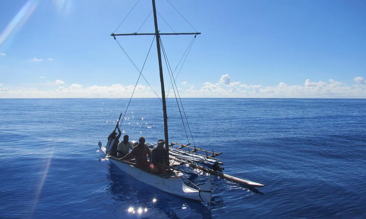 Fatutaka Island (Mitre Island): {"base": "fr", "no": "Fiskere i utriggerkanoer fra \u00f8ya Anuda.", "se": "Fiskare i en utriggarkano kom fr\u00e5n Anuda\u00f6n.", "en": "Fishermen in outrigger canoes coming from the island of Anuda.", "da": "Fiskere i outrigger-kanoer fra \u00f8en Anuda.", "fr": "P\u00eacheurs en pirogue \u00e0 balancier venus de l\u2019\u00eele d\u2019Anuda.", "de": "Fischer in Auslegerkanus von der Insel Anuda angekommen.", "es": "Pescadores en piragua con balanc\u00edn venidos de la isla de Anuda.", "it": "Pescatori in piroga a bilanciere provenienti dall'isola di Anuda.", "pt": "Pescadores em canoa com balancim vindos da ilha de Anuda.", "nl": "Vissers in een uitgeholde kano met een drijver, afkomstig van het eiland Anuda.", "pl": "Rybacy na pirodze z balastem, przybyli z wyspy Anuda.", "uk": "\u0420\u0438\u0431\u0430\u043b\u043a\u0438 \u043d\u0430 \u0430\u0443\u0442\u0440\u0438\u0433\u0433\u0435\u0440\u043d\u0456\u0439 \u043f\u0438\u0440\u043e\u0437\u0456, \u0449\u043e \u043f\u0440\u0438\u0431\u0443\u043b\u0438 \u0437 \u043e\u0441\u0442\u0440\u043e\u0432\u0430 \u0410\u043d\u0443\u0434\u0430.", "ro": "Pescari \u00een canoe cu balansier veni\u021bi de pe insula Anuda.", "tr": "Anuda Adas\u0131'ndan gelen dengesiz kanolardaki bal\u0131k\u00e7\u0131lar.", "el": "\u03a8\u03b1\u03c1\u03ac\u03b4\u03b5\u03c2 \u03c3\u03b5 \u03c0\u03b9\u03c1\u03cc\u03b3\u03b5\u03c2 \u03bc\u03b5 \u03b5\u03be\u03b9\u03c3\u03bf\u03c1\u03c1\u03bf\u03c0\u03b7\u03c4\u03ad\u03c2 \u03c0\u03bf\u03c5 \u03ae\u03c1\u03b8\u03b1\u03bd \u03b1\u03c0\u03cc \u03c4\u03bf \u03bd\u03b7\u03c3\u03af \u0386\u03bd\u03bf\u03c5\u03bd\u03c4\u03b1.", "cs": "Ryb\u00e1\u0159i v pirog\u00e1ch s v\u00fdlo\u017en\u00edky poch\u00e1zej\u00edc\u00ed z ostrova Anuda.", "hu": "Balanszeres kenukban \u00e9rkez\u0151 hal\u00e1szok Anuda sziget\u00e9r\u0151l.", "fi": "Kalastajia Anudan saarelta per\u00e4isin olevassa vakainvarustetussa py\u00f6rrosveneess\u00e4.", "bg": "\u0420\u0438\u0431\u0430\u0440\u0438 \u0432 \u043a\u0430\u043d\u0443 \u0441\u044a\u0441 \u0441\u0442\u0430\u0431\u0438\u043b\u0438\u0437\u0430\u0442\u043e\u0440\u0438, \u0434\u043e\u0448\u043b\u0438 \u043e\u0442 \u043e\u0441\u0442\u0440\u043e\u0432 \u0410\u043d\u0443\u0434\u0430.", "sr": "\u0420\u0438\u0431\u0430\u0440\u0438 \u0443 \u043a\u0430\u043d\u0443\u0443 \u0441\u0430 \u0441\u0442\u0430\u0458\u0430\u045b\u0438\u043c \u0431\u0430\u043b\u0430\u043d\u0441\u043e\u043c \u043a\u043e\u0458\u0438 \u0441\u0443 \u0434\u043e\u0448\u043b\u0438 \u0441\u0430 \u043e\u0441\u0442\u0440\u0432\u0430 \u0410\u043d\u0443\u0434\u0430.", "et": "Balansspaadiga kalurid, kes tulid Anuda saarelt.", "lv": "Zvejnieki ar pludi\u0146kanoe atbrauku\u0161i no Anudas salas.", "lt": "\u017dvejai i\u0161 Anudos salos, atplauk\u0119 balansuojan\u010diomis pirogomis."}