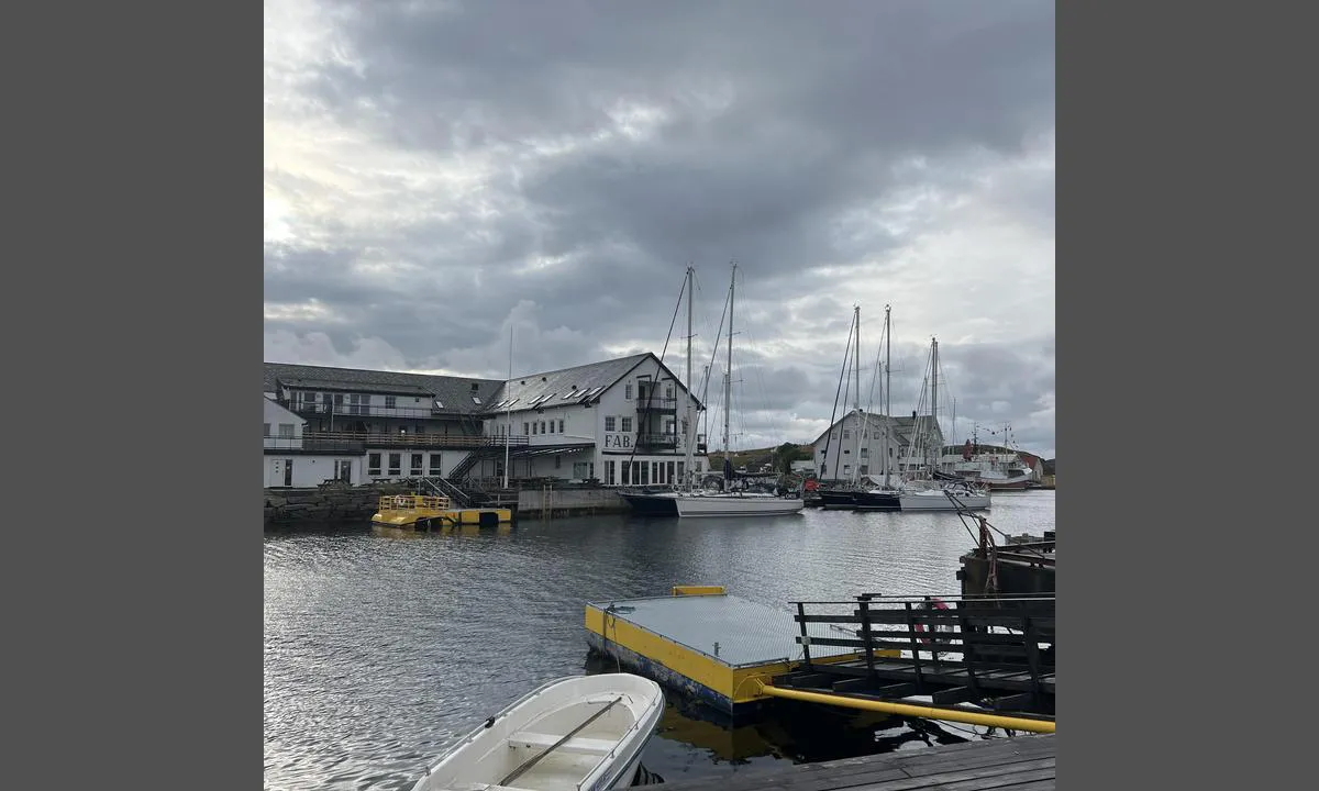 Fedje Havn: Den lille gule kabelfergen går frem og tilbake mellom gjestehavnen og matbutikken/distilleriet. OBS, den bestilles via SMS, denne tjenesten funker ikke om du har bedriftsabonnement.