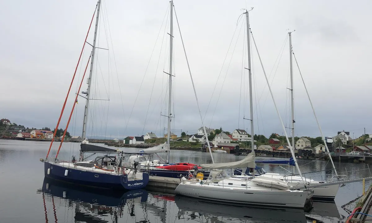 Fedje Havn: {"base": "no", "no": "Blir fort trangt om saligheta med relativt kort flytebrygge. Desto st\u00f8rre plass inne p\u00e5 pub og kafeen.", "se": "Det blir snabbt tr\u00e5ngt p\u00e5 den relativt korta flytbryggan. \u00c4nnu mer plats inne i puben och kaf\u00e9et.", "en": "It quickly gets crowded due to the relatively short floating dock. Much more space inside the pub and caf\u00e9.", "da": "<p>Bliver hurtigt trangt om saligheden med en relativt kort flydebro. Til geng\u00e6ld er der desto st\u00f8rre plads indenfor p\u00e5 pubben og caf\u00e9en.</p>"}
