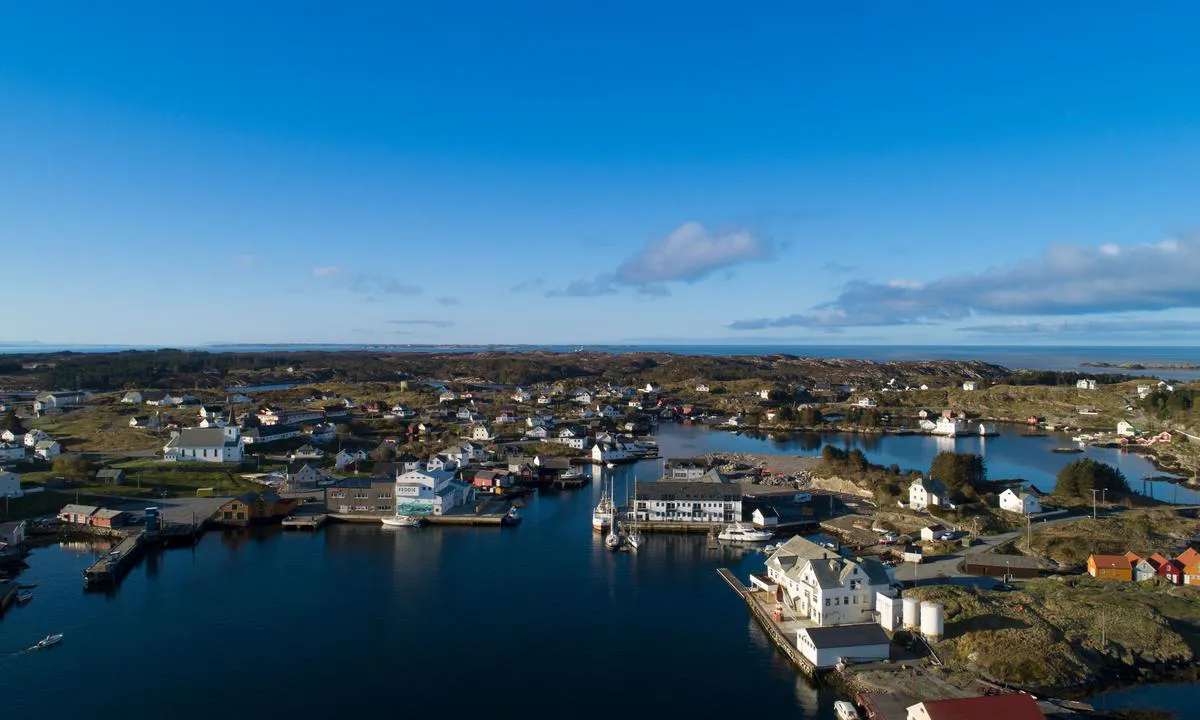 {"base": "no", "no": "Fedje havn en morgen i begynnelsen av Mai. Bildet er tatt med drone fra innl\u00f8pet til havnen. Gjestebryggen er omtrendt midt i bildet. Foto: Endre Markussen", "se": "Fedje hamn en morgon i b\u00f6rjan av maj. Bilden \u00e4r tagen med dr\u00f6nare fr\u00e5n inloppet till hamnen. G\u00e4stbryggan \u00e4r ungef\u00e4r mitt i bilden. Foto: Endre Markussen", "en": "Fedje harbor one morning in early May. The photo is taken with a drone from the entrance to the harbor. The guest pier is approximately in the middle of the picture. Photo: Endre Markussen", "da": "Fedje havn en morgen i begyndelsen af maj. Billedet er taget med drone fra indl\u00f8bet til havnen. G\u00e6stebroen er omtrent midt i billedet. Foto: Endre Markussen"}