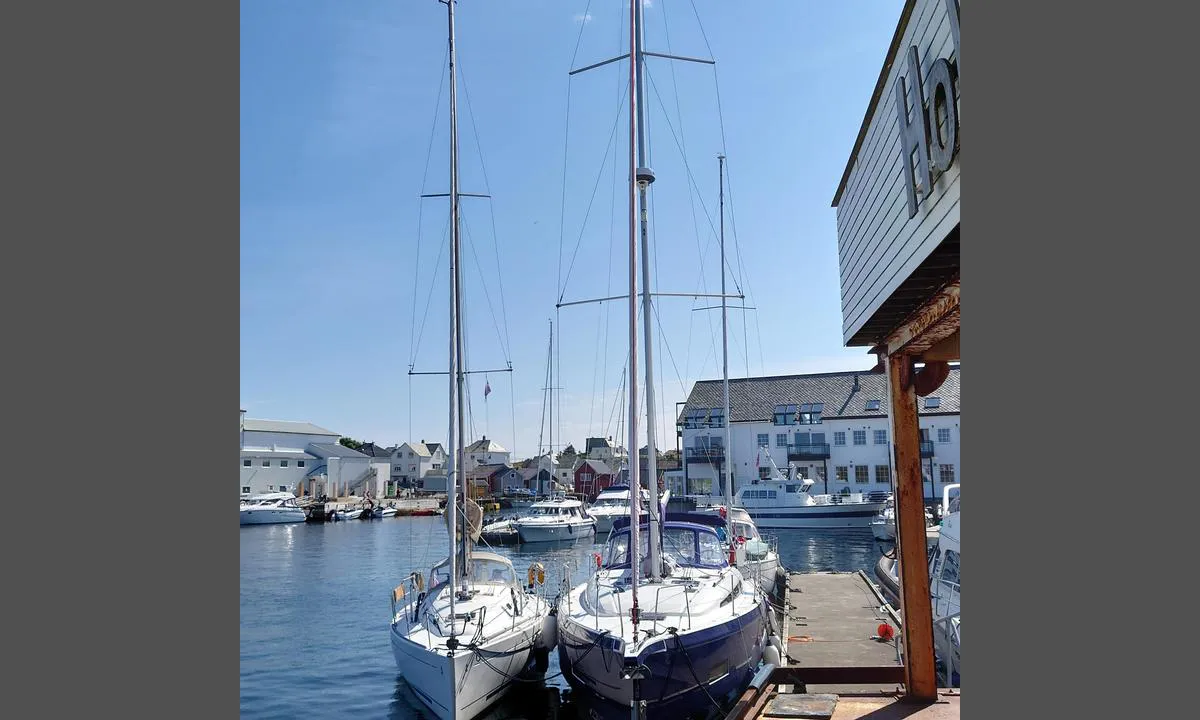 Fedje Havn: {"base": "no", "no": "Ved flytebrygga ved Holmen", "se": "Vid flytbryggan vid Holmen", "en": "At the floating dock by Holmen", "da": "Ved flydebroen ved Holmen"}