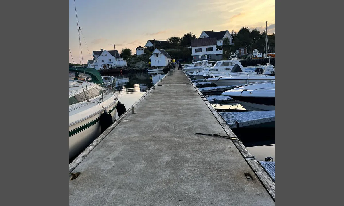 Feøy Gjestehavn: {"base": "no", "no": "Gjestebrygge.", "se": "G\u00e4stbrygga.", "en": "Guest pier.", "da": "G\u00e6stebro.", "fr": "Pontoon d'accueil.", "de": "G\u00e4stepier.", "es": "Muelle de visitantes.", "it": "Pontile per ospiti.", "pt": "Cais para visitantes.", "nl": "Gastensteiger.", "pl": "Pomost dla go\u015bci.", "uk": "\u0413\u043e\u0441\u0442\u044c\u043e\u0432\u0438\u0439 \u043f\u0440\u0438\u0447\u0430\u043b.", "ro": "Pontoni pentru oaspe\u021bi.", "tr": "Misafir iskelesi.", "el": "\u03a0\u03c1\u03bf\u03b2\u03bb\u03ae\u03c4\u03b1\u03c2 \u03b5\u03c0\u03b9\u03c3\u03ba\u03b5\u03c0\u03c4\u03ce\u03bd.", "cs": "Hostuj\u00edc\u00ed molo.", "hu": "Vend\u00e9gm\u00f3l\u00f3.", "fi": "Vieraslaituri.", "bg": "\u041f\u0440\u0438\u0441\u0442\u0430\u043d \u0437\u0430 \u0433\u043e\u0441\u0442\u0438.", "sr": "\u041f\u0440\u0438\u0441\u0442\u0430\u043d \u0437\u0430 \u0433\u043e\u0441\u0442\u0435.", "et": "K\u00fclasilla.", "lv": "Viesu piest\u0101tne.", "lt": "Sve\u010dio prieplauka."}