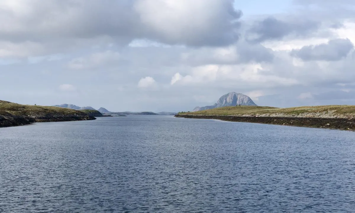 Feøya: {"base": "no", "no": "Bilde tatt nord\u00f8stover i kanalen, med utsikt mot Torghatten i bakgrunnen.", "se": "Bild tagen nordost\u00f6ver i kanalen, med utsikt mot Torghatten i bakgrunden.", "en": "Picture taken northeastward in the channel, with a view towards Torghatten in the background.", "da": "Billede taget nord\u00f8stover i kanalen, med udsigt mod Torghatten i baggrunden."}