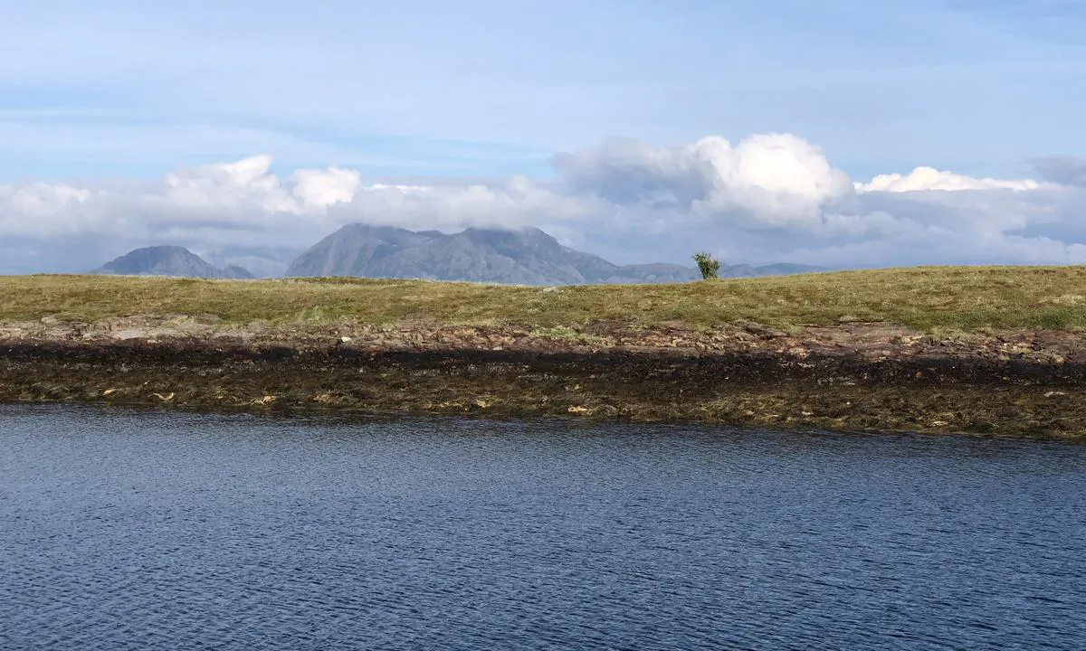 Feøya: {"base": "no", "no": "Fe\u00f8ya er en lang og smal \u00f8y. Den ligger som en tynn p\u00f8lse fra nord til s\u00f8r.", "se": "Fe\u00f8ya \u00e4r en l\u00e5ng och smal \u00f6. Den ligger som en tunn korv fr\u00e5n norr till s\u00f6der.", "en": "Fe\u00f8ya is a long and narrow island. It lies like a thin sausage from north to south.", "da": "Fe\u00f8ya er en lang og smal \u00f8. Den ligger som en tynd p\u00f8lse fra nord til syd."}
