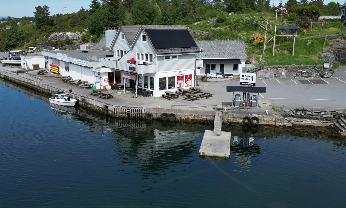 Feste: {"base": "en", "no": "Brygge for drivstoff.", "se": "Brygga f\u00f6r br\u00e4nsle.", "en": "Jetty for fuel.", "da": "B\u00e5debro til br\u00e6ndstof."}
