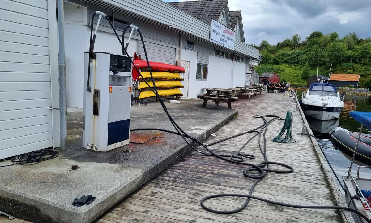 Feste: {"base": "no", "no": "Dieselpumpen ved den faste kaien. Betalingsautomaten er p\u00e5 andre siden av butikken", "se": "Dieselpumpen vid den fasta kajen. Betalningsautomaten \u00e4r p\u00e5 andra sidan av butiken", "en": "The diesel pump is at the fixed quay. The payment machine is on the other side of the shop.", "da": "Dieselpumpen ved den faste kajen. Betalingsautomaten er p\u00e5 den anden side af butikken"}