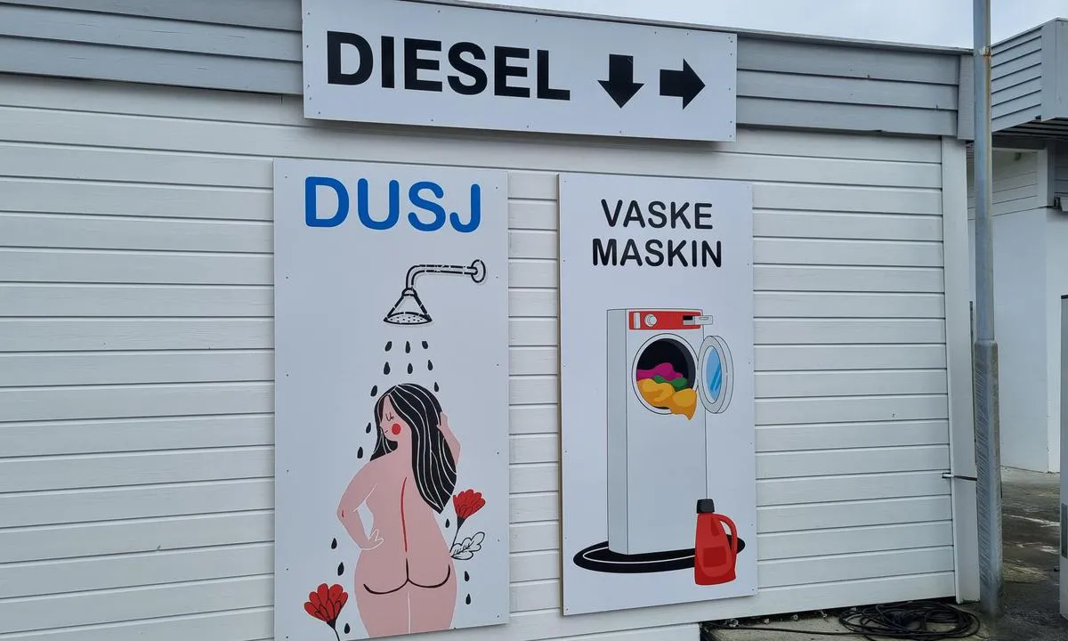 Feste: {"base": "no", "no": "I dette huset er det dusjer og vaskemaskin/t\u00f8rketrommel. Du betaler i butikken", "se": "I detta hus finns det duschar och tv\u00e4ttmaskin/torktumlare. Du betalar i butiken", "en": "In this building, there are showers and a washer/dryer. You pay at the shop.", "da": "I dette hus er der brusere og vaskemaskine/t\u00f8rretumbler. Du betaler i butikken"}