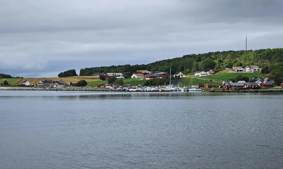 Fevåg: {"base": "no", "no": "Utsikt mot havna fra ankringsplassen.", "se": "Utsikt mot hamnen fr\u00e5n ankringsplatsen.", "en": "View of the harbor from the anchorage.", "da": "Udsigt mod havnen fra ankerpladsen."}