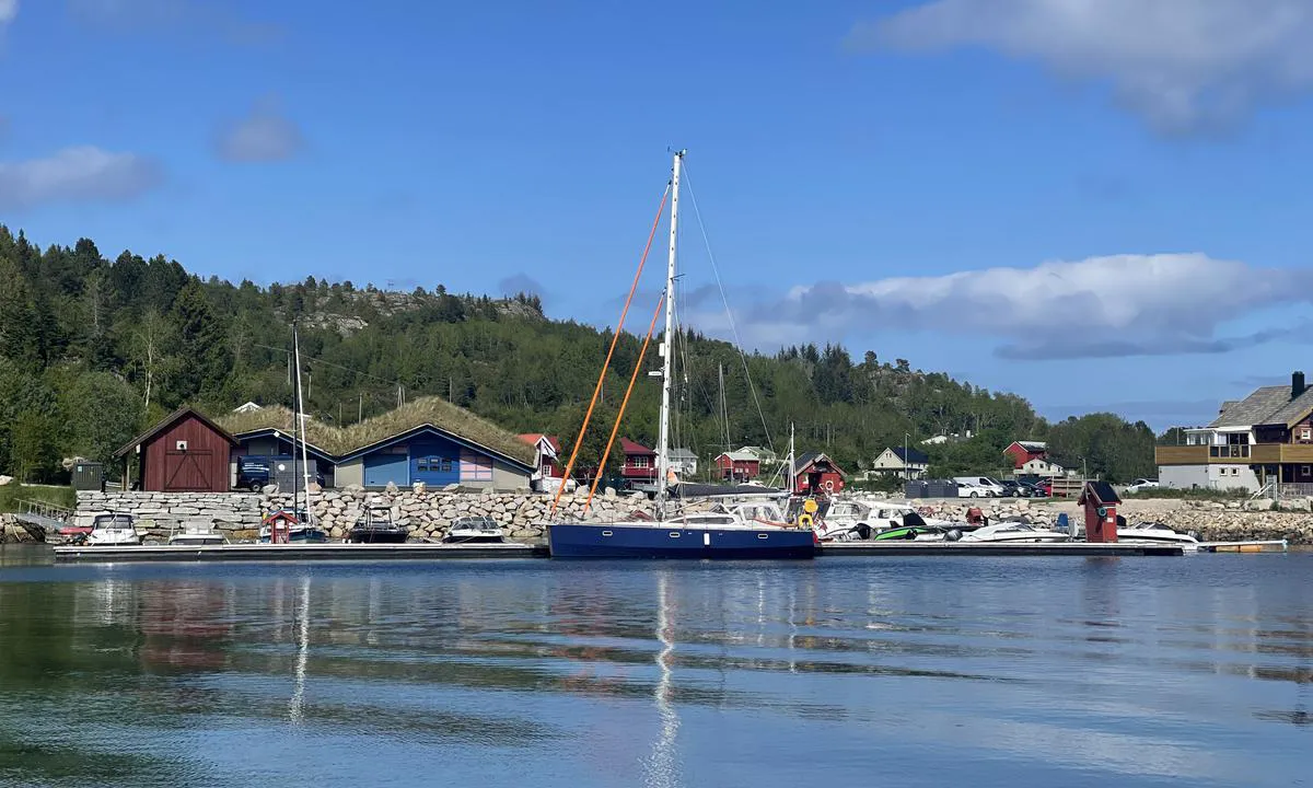 Fillan: Fin og rolig havn. Ingen service funksjoner, men en liten søppeldunk finnes ved utgangen. Utmerket ly for alle vinder bortsett fra østlig. Havnelee betales på Vips.