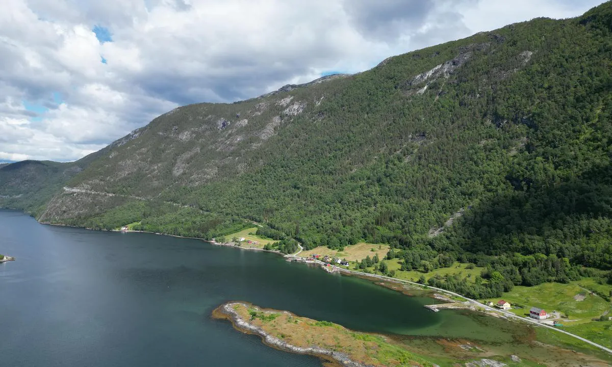 {"base": "no", "no": "Storholmen og indrebogen..  Beste ankringsplass p\u00e5 Fimreite", "se": "Storholmen och Indrebogen.. B\u00e4sta ankringsplats p\u00e5 Fimreite", "en": "Storholmen and Indrebogen.. Best anchorage at Fimreite", "da": "Storholmen og indrebogen.. Bedste ankringsplads p\u00e5 Fimreite"}