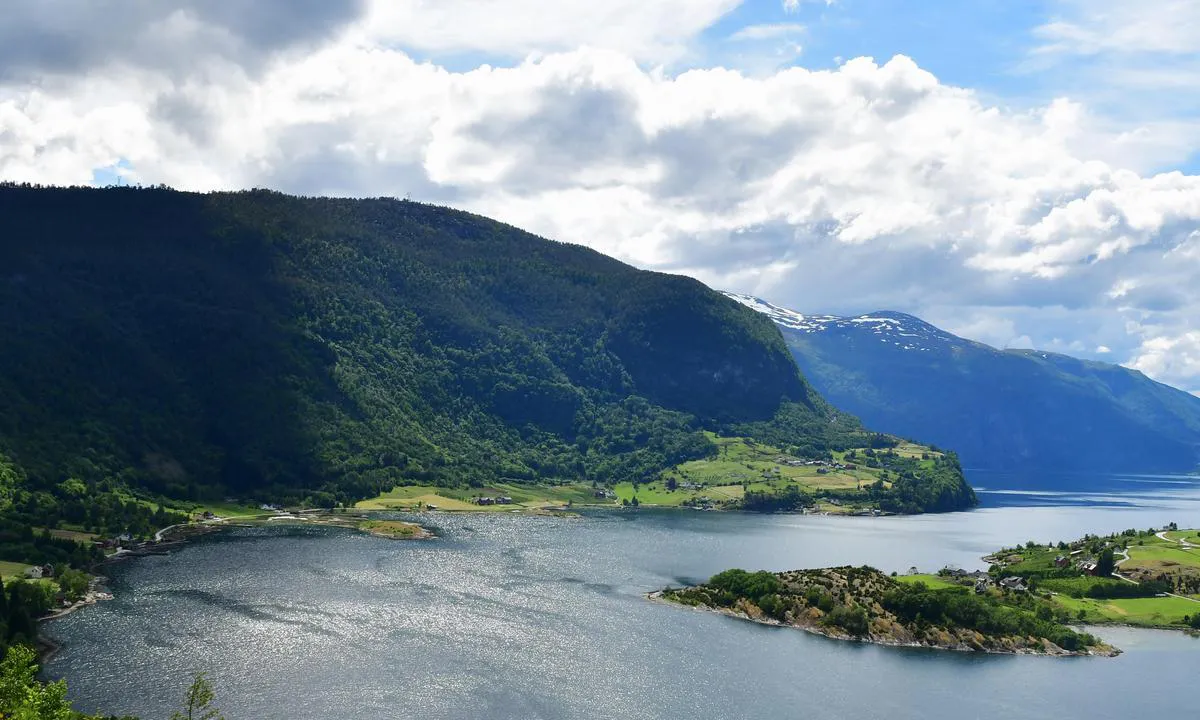 Fimreite: {"base": "no", "no": "Lett Det er 3 ulike plassar \u00e5 ankre p\u00e5, Den austlegaste ankringsplassen indrebogen, til venstre for Storeholmen er grunnast, med djupn p\u00e5 ca 11-15 mtr.", "se": "L\u00e4tt Det finns 3 olika platser att ankra p\u00e5. Den \u00f6stligaste ankringsplatsen Indrebogen, till v\u00e4nster om Storeholmen, \u00e4r grundast med ett djup p\u00e5 ca 11-15 m.", "en": "Light There are 3 different places to anchor. The easternmost anchorage, Indrebogen, to the left of Storeholmen is the shallowest, with a depth of about 11-15 meters.", "da": "Let Der er 3 forskellige steder at ankre, Den \u00f8stligste ankerplads inderbugten, til venstre for Storeholmen er den laveste, med en dybde p\u00e5 ca 11-15 meter."}