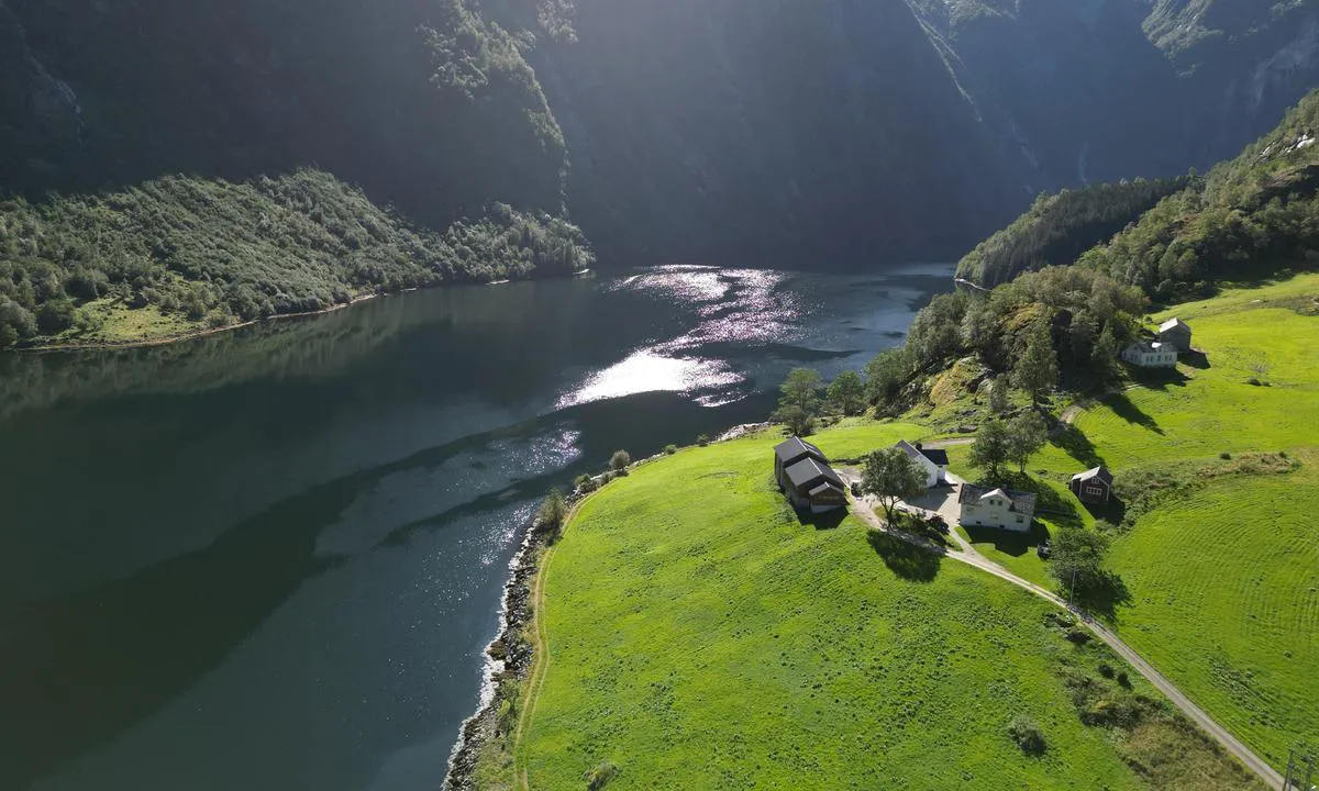 {"base": "no", "no": "Foto teke ved \"inngangen\" til Finnabotn. Sj\u00f8lve Finnabotn ligg lengst inn til h\u00f8gre.", "se": "Foto taget vid \"ing\u00e5ngen\" till Finnabotn. Sj\u00e4lva Finnabotn ligger l\u00e4ngst in till h\u00f6ger.", "en": "Photo taken at the 'entrance' to Finnabotn. Finnabotn itself is located furthest in to the right.", "da": "Foto taget ved \"indgangen\" til Finnabotn. Selve Finnabotn ligger l\u00e6ngst inde til h\u00f8jre.", "fr": "Photo pris \u00e0 \u00ab\u00a0l'entr\u00e9e\u00a0\u00bb de Finnabotn. Finnabotn lui-m\u00eame se trouve tout au fond \u00e0 droite.", "de": "Foto aufgenommen beim \u201eEingang\u201c nach Finnabotn. Finnabotn selbst liegt ganz innen rechts.", "es": "Foto tomada en la 'entrada' a Finnabotn. Finnabotn propiamente dicho se encuentra al fondo a la derecha.", "it": "Foto scattata all'\"ingresso\" di Finnabotn. Lo stesso Finnabotn si trova pi\u00f9 a destra.", "pt": "Foto tirada na \"entrada\" de Finnabotn. O pr\u00f3prio Finnabotn fica mais ao fundo \u00e0 direita.", "nl": "Foto genomen bij de 'ingang' van Finnabotn. Zelf Finnabotn ligt het verst naar binnen aan de rechterkant.", "pl": "Zdj\u0119cie zrobione przy 'wej\u015bciu' do Finnabotn. Sam Finnabotn znajduje si\u0119 najdalej po prawej stronie.", "uk": "\u0424\u043e\u0442\u043e, \u0437\u0440\u043e\u0431\u043b\u0435\u043d\u0435 \u043f\u0440\u0438 \u00ab\u0432\u0445\u043e\u0434\u0456\u00bb \u0434\u043e \u0424\u0456\u043d\u043d\u0430\u0431\u043e\u0442\u0430. \u0421\u0430\u043c \u0424\u0456\u043d\u043da\u0431\u043e\u0442\u043d \u0437\u043d\u0430\u0445\u043e\u0434\u0438\u0442\u044c\u0441\u044f \u0434\u0430\u043b\u0456 \u0432\u0441\u0435\u0440\u0435\u0434\u0438\u043d\u0456 \u043f\u0440\u0430\u0432\u043e\u0440\u0443\u0447.", "ro": "Fotografie realizat\u0103 la 'intrarea' \u00een Finnabotn. Finnabotn \u00een sine se afl\u0103 \u00een cel mai \u00eendep\u0103rtat punct din dreapta.", "tr": "Foto, Finnabotn'un 'giri\u015finde' \u00e7ekildi. Finnabotn'un kendisi en i\u00e7te sa\u011f taraftad\u0131r.", "el": "\u03a6\u03c9\u03c4\u03bf\u03b3\u03c1\u03b1\u03c6\u03af\u03b1 \u03c4\u03c1\u03b1\u03b2\u03b7\u03b3\u03bc\u03ad\u03bd\u03b7 \u03c3\u03c4\u03b7\u03bd \u00ab\u03b5\u03af\u03c3\u03bf\u03b4\u03bf\u00bb \u03c4\u03bf\u03c5 Finnabotn. \u03a4\u03bf \u03af\u03b4\u03b9\u03bf \u03c4\u03bf Finnabotn \u03b2\u03c1\u03af\u03c3\u03ba\u03b5\u03c4\u03b1\u03b9 \u03c0\u03b9\u03bf \u03bc\u03ad\u03c3\u03b1 \u03ba\u03b1\u03b9 \u03c3\u03c4\u03b7 \u03b4\u03b5\u03be\u03b9\u03ac \u03c0\u03bb\u03b5\u03c5\u03c1\u03ac.", "cs": "Fotografie po\u0159\u00edzena p\u0159i 'vjezdu' do Finnabotn. Samotn\u00fd Finnabotn se nach\u00e1z\u00ed nejd\u00e1l napravo.", "hu": "Fot\u00f3 k\u00e9sz\u00edtve a 'bej\u00e1ratn\u00e1l' Finnabotn-ba. Maga a Finnabotn a legbels\u0151 jobb oldalon tal\u00e1lhat\u00f3.", "fi": "Kuva otettu 'sis\u00e4\u00e4nk\u00e4ynnilt\u00e4' Finnabotn. Varsinainen Finnabotn sijaitsee viimeisen\u00e4 oikealla.", "bg": "\u0421\u043d\u0438\u043c\u043a\u0430, \u043d\u0430\u043f\u0440\u0430\u0432\u0435\u043d\u0430 \u043f\u0440\u0438 \u201e\u0432\u0445\u043e\u0434\u0430\u201d \u043a\u044a\u043c Finnabotn. \u0421\u0430\u043c\u0438\u044f\u0442 Finnabotn \u0435 \u0440\u0430\u0437\u043f\u043e\u043b\u043e\u0436\u0435\u043d \u043d\u0430\u0439-\u0432\u044a\u0442\u0440\u0435 \u0432\u0434\u044f\u0441\u043d\u043e.", "sr": "\u0424\u043e\u0442\u043e\u0433\u0440\u0430\u0444\u0438\u0458\u0430 \u0441\u043d\u0438\u043c\u0459\u0435\u043d\u0430 \u043d\u0430 \u201e\u0443\u043b\u0430\u0437\u0443\u201c \u0443 \u0424\u0438\u043d\u043d\u0430\u0431\u043e\u0442\u043d. \u0421\u0430\u043c\u0430 \u0424\u0438\u043d\u043d\u0430\u0431\u043e\u0442\u043d \u0441\u0435 \u043d\u0430\u043b\u0430\u0437\u0438 \u043d\u0430\u0458\u0434\u0430\u0459\u0435 \u0443\u0434\u0435\u0441\u043d\u043e.", "et": "Foto tehtud Finnabotni \"sissep\u00e4\u00e4sul\". Terve Finnabotn paikneb t\u00e4iesti sees paremal.", "lv": "Foto uz\u0146emts pie 'ieejas' Finnabotn. Pa\u0161\u0101 Finnabotn atrodas t\u0101l\u0101k iek\u0161pus\u0113 pa labi.", "lt": "Nuotrauka daryta ties \"\u012f\u0117jimu\" \u012f Finnabotn. Pats Finnabotn yra giliausiai de\u0161in\u0117je."}