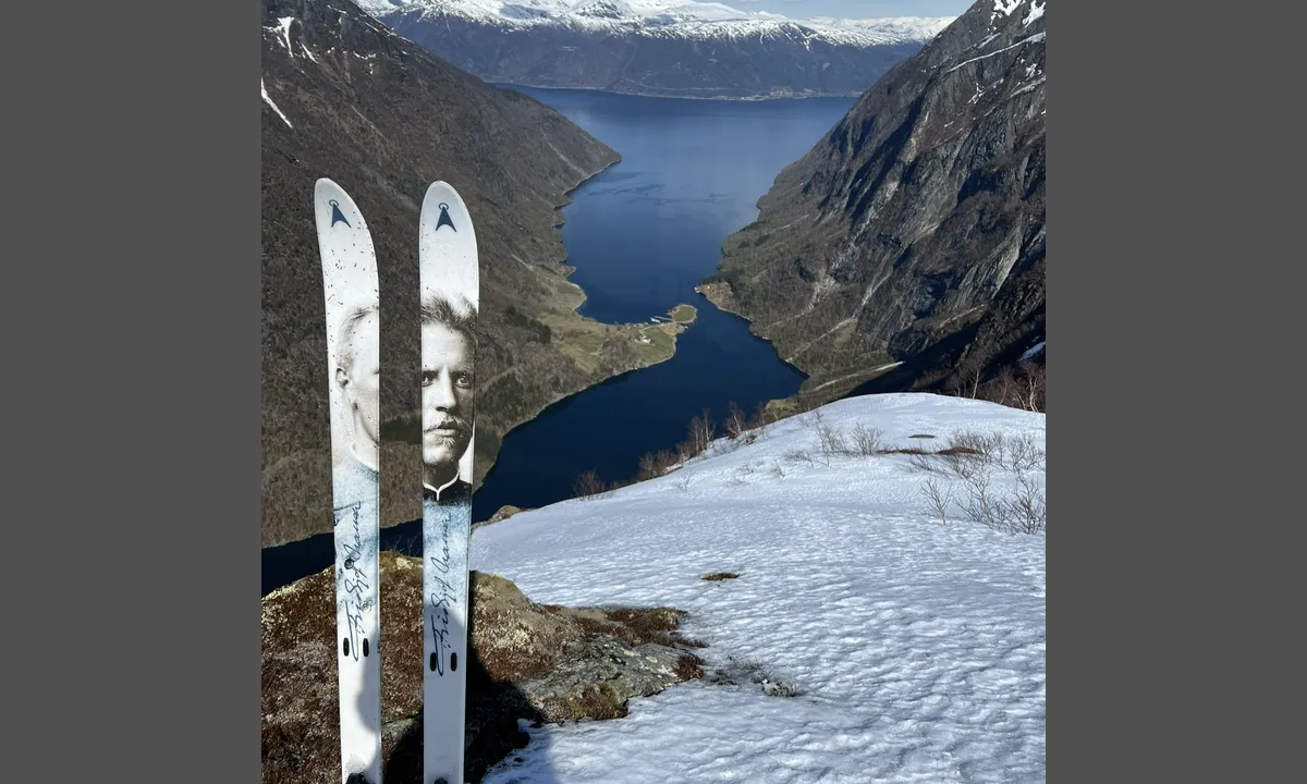 Finnabotn: {"base": "no", "no": "Utsikt ned mot innseglinga. Biletet er teke ca 1000 moh. \r\n(Foto; Leidulf Finden).", "se": "Utsikt ner mot inseglingen. Bilden \u00e4r tagen cirka 1000 m \u00f6.h. <br> (Foto: Leidulf Finden).", "en": "View down towards the entrance. The photo was taken at approximately 1000 meters above sea level. (Photo by; Leidulf Finden).", "da": "Udsigt ned mod indsejlingen. Billedet er taget ca. 1000 meter over havets overflade. <br>(Foto; Leidulf Finden).", "fr": "Vue vers l'entr\u00e9e. La photo a \u00e9t\u00e9 prise \u00e0 environ 1000 m\u00e8tres au-dessus du niveau de la mer. <i>(Photo : Leidulf Finden)</i>.", "de": "Aussicht hinunter zur Einfahrt. Das Bild wurde in etwa 1000 Metern H\u00f6he aufgenommen. <br> (Foto: Leidulf Finden).", "es": "Vista hacia la entrada del puerto. La foto fue tomada a aproximadamente 1000 metros sobre el nivel del mar. (Foto; Leidulf Finden).", "it": "Vista verso l'ingresso del porto. La foto \u00e8 stata scattata a circa 1000 metri sul livello del mare. (Foto: Leidulf Finden).", "pt": "Vista em dire\u00e7\u00e3o \u00e0 entrada. A imagem foi tirada a aproximadamente 1000 metros acima do n\u00edvel do mar. <br> (Foto: Leidulf Finden).", "nl": "Uitzicht naar beneden richting de ingang. De foto is genomen op ongeveer 1000 meter boven zeeniveau.<br />(Foto: Leidulf Finden).", "pl": "Widok na wej\u015bcie do portu. Zdj\u0119cie zrobione na wysoko\u015bci oko\u0142o 1000 metr\u00f3w nad poziomem morza.<br /> (Foto: Leidulf Finden).", "uk": "\u0412\u0438\u0434 \u043d\u0430 \u043f\u0456\u0434\u0445\u0456\u0434 \u0434\u043e \u0433\u0430\u0432\u0430\u043d\u0456. \u0424\u043e\u0442\u043e \u0437\u0440\u043e\u0431\u043b\u0435\u043d\u0435 \u043d\u0430 \u0432\u0438\u0441\u043e\u0442\u0456 \u043f\u0440\u0438\u0431\u043b\u0438\u0437\u043d\u043e 1000 \u043c \u043d\u0430\u0434 \u0440\u0456\u0432\u043d\u0435\u043c \u043c\u043e\u0440\u044f. (\u0424\u043e\u0442\u043e: \u041b\u0435\u0439\u0434\u0443\u043b\u0444 \u0424\u0456\u043d\u0434\u0435\u043d).", "ro": "Priveli\u0219te spre intrarea \u00een port. Fotografia a fost realizat\u0103 la aproximativ 1000 m altitudine.<br />(Foto: Leidulf Finden).", "tr": "Liman giri\u015fine do\u011fru bir manzara. Foto\u011fraf, yakla\u015f\u0131k 1000 metre y\u00fckseklikten \u00e7ekilmi\u015ftir. (Foto\u011fraf: Leidulf Finden).", "el": "\u0397 \u03b8\u03ad\u03b1 \u03ba\u03ac\u03c4\u03c9 \u03b1\u03c0\u03cc \u03c4\u03b7\u03bd \u03b5\u03af\u03c3\u03bf\u03b4\u03bf \u03c4\u03bf\u03c5 \u03bb\u03b9\u03bc\u03b1\u03bd\u03b9\u03bf\u03cd. \u0397 \u03c6\u03c9\u03c4\u03bf\u03b3\u03c1\u03b1\u03c6\u03af\u03b1 \u03ad\u03c7\u03b5\u03b9 \u03bb\u03b7\u03c6\u03b8\u03b5\u03af \u03c0\u03b5\u03c1\u03af\u03c0\u03bf\u03c5 \u03c3\u03c4\u03b1 1000 \u03bc\u03ad\u03c4\u03c1\u03b1 \u03c0\u03ac\u03bd\u03c9 \u03b1\u03c0\u03cc \u03c4\u03b7\u03bd \u03b5\u03c0\u03b9\u03c6\u03ac\u03bd\u03b5\u03b9\u03b1 \u03c4\u03b7\u03c2 \u03b8\u03ac\u03bb\u03b1\u03c3\u03c3\u03b1\u03c2. (\u03a6\u03c9\u03c4\u03bf\u03b3\u03c1\u03b1\u03c6\u03af\u03b1: Leidulf Finden).", "cs": "Pohled dol\u016f na p\u0159\u00edstavn\u00ed plavbu. Fotografie po\u0159\u00edzena asi 1000 m n. m.<br>(Foto; Leidulf Finden).", "hu": "Kil\u00e1t\u00e1s a bej\u00e1rat fel\u00e9. A k\u00e9p k\u00f6r\u00fclbel\u00fcl 1000 m\u00e9ter tengerszint feletti magass\u00e1gban k\u00e9sz\u00fclt. (Fot\u00f3: Leidulf Finden).", "fi": "N\u00e4kym\u00e4 alas saapumisv\u00e4yl\u00e4\u00e4n. Kuva on otettu noin 1000 mpy. (Kuva: Leidulf Finden).", "bg": "\u0418\u0437\u0433\u043b\u0435\u0434 \u043d\u0430\u0434\u043e\u043b\u0443 \u043a\u044a\u043c \u0432\u043b\u0438\u0437\u0430\u043d\u0435\u0442\u043e \u0432 \u043f\u0440\u0438\u0441\u0442\u0430\u043d\u0438\u0449\u0435\u0442\u043e. \u0421\u043d\u0438\u043c\u043a\u0430\u0442\u0430 \u0435 \u043d\u0430\u043f\u0440\u0430\u0432\u0435\u043d\u0430 \u043d\u0430 \u043e\u043a\u043e\u043b\u043e 1000 \u043c.\u043d.\u0432. (\u0421\u043d\u0438\u043c\u043a\u0430: \u041b\u0435\u0439\u0434\u0443\u043b\u0444 \u0424\u0438\u0434\u0435\u043d).", "sr": "\u041f\u043e\u0433\u043b\u0435\u0434 \u043d\u0430 \u0434\u043e\u043b\u0435 \u043a\u0430 \u0443\u043b\u0430\u0437\u0443. \u0421\u043b\u0438\u043a\u0430 \u0458\u0435 \u043d\u0430\u043f\u0440\u0430\u0432\u0459\u0435\u043d\u0430 \u043d\u0430 \u043e\u043a\u043e 1000 \u043c \u043d\u0430\u0434\u043c\u043e\u0440\u0441\u043a\u0435 \u0432\u0438\u0441\u0438\u043d\u0435. <br>(\u0424\u043e\u0442\u043e: \u041b\u0435\u0438\u0434\u0443\u043b\u0444 \u0424\u0438\u043d\u0434\u0435\u043d).", "et": "Vaade alla sissep\u00e4\u00e4su poole. Pilt on tehtud umbes 1000 meetri k\u00f5rguselt merepinnast. (Foto: Leidulf Finden).", "lv": "Skats uz ien\u0101k\u0161anu ost\u0101. Att\u0113ls uz\u0146emts aptuveni 1000 m augstum\u0101. (Foto: Leidulfs Finden).", "lt": "Vaizdas \u017eemyn \u012f \u012fplauk\u0105. Nuotrauka daryta ma\u017edaug 1000 m auk\u0161tyje. (Nuotrauka: Leidulf Finden)."}