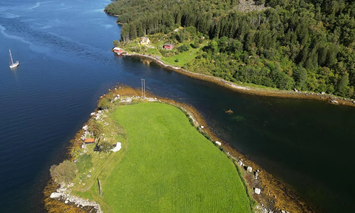 {"base": "no", "no": "Straumen inn til Finabotn.  Innseglinga til Finnabotn  Legg merke til skjeret og stanga.", "se": "Str\u00f6mmen in till Finabotn. Inseglingen till Finnabotn. L\u00e4gg m\u00e4rke till sk\u00e4ret och st\u00e5ngen.", "en": "The current into Finabotn. The entrance to Finnabotn. Note the reef and the pole.", "da": "Str\u00f8mmen ind til Finabotn. Indsejlingen til Finnabotn. Bem\u00e6rk sk\u00e6ret og stangen.", "fr": "Le courant vers Finabotn. <br> L'entr\u00e9e de Finnabotn <br> Faites attention au r\u00e9cif et \u00e0 la balise.", "de": "Der Strom nach Finabotn. Die Einfahrt nach Finnabotn. Beachten Sie das Riff und die Stange.", "es": "La corriente hacia Finabotn. La entrada a Finnabotn. Presta atenci\u00f3n a los escollos y la se\u00f1al.", "it": "Il canale verso Finabotn. L'ingresso a Finnabotn. Presta attenzione allo scoglio e al palo.", "pt": "A corrente para Finabotn. A entrada para Finnabotn. Note o recife e o mastro.", "nl": "De stroming in naar Finabotn. De toegang naar Finnabotn. Let op de rotsen en de paal.", "pl": "Pr\u0105d do Finabotn. Wej\u015bcie do Finnabotn. Zwr\u00f3\u0107 uwag\u0119 na raf\u0119 i znak.", "uk": "\u0422\u0435\u0447\u0456\u044f \u0434\u043e \u0424\u0456\u043d\u0430\u0431\u044e (Finabotn). \u0412\u0445\u0456\u0434 \u0434\u043e \u0424\u0456\u043d\u0430\u0431\u044e. \u0417\u0432\u0435\u0440\u043d\u0456\u0442\u044c \u0443\u0432\u0430\u0433\u0443 \u043d\u0430 \u043f\u0456\u0434\u0432\u043e\u0434\u043d\u0438\u0439 \u043a\u0430\u043c\u0456\u043d\u044c \u0456 \u0432\u0456\u0448\u043a\u0443.", "ro": "Curentul c\u0103tre Finabotn. Intrarea \u00een Finnabotn. Observa\u021bi reciful \u0219i semnalul.", "tr": "Finabotn'a giri\u015f ak\u0131nt\u0131s\u0131. Finnabotn'a giri\u015f yolu. Kayan\u0131n ve dire\u011fin fark\u0131nda olun.", "el": "\u03a4\u03bf \u03c1\u03b5\u03cd\u03bc\u03b1 \u03c0\u03c1\u03bf\u03c2 \u03c4\u03bf Finabotn. \u0397 \u03b5\u03af\u03c3\u03bf\u03b4\u03bf\u03c2 \u03c3\u03c4\u03bf Finnabotn. \u03a0\u03c1\u03bf\u03c3\u03ad\u03be\u03c4\u03b5 \u03c4\u03b7 \u03be\u03ad\u03c1\u03b1 \u03ba\u03b1\u03b9 \u03c4\u03bf\u03bd \u03c3\u03c4\u03cd\u03bb\u03bf.", "cs": "Proud do Finabotn. Vjez do Finnabotn. V\u0161imn\u011bte si \u00fatesu a ty\u010de.", "hu": "A Straumen bej\u00e1rata Finabotn fel\u00e9. Az \u00fatvonal Finnabotnhoz. Figyelj a z\u00e1tonyra \u00e9s a jelz\u0151r\u00fadra.", "fi": "Virta sis\u00e4\u00e4n Finabotniin. Sis\u00e4\u00e4najo Finnabotniin. Huomaa kari ja sauva.", "bg": "\u041f\u0440\u043e\u043b\u0438\u0432\u044a\u0442 \u043a\u044a\u043c \u0424\u0438\u043d\u043e\u0431\u043e\u0442\u043d. \u041f\u043e\u0434\u0445\u043e\u0434\u044a\u0442 \u043a\u044a\u043c \u0424\u0438\u043d\u043e\u0431\u043e\u0442\u043d. \u041e\u0431\u044a\u0440\u043d\u0435\u0442\u0435 \u0432\u043d\u0438\u043c\u0430\u043d\u0438\u0435 \u043d\u0430 \u0441\u043a\u0430\u043b\u0430\u0442\u0430 \u0438 \u0448\u0430\u043c\u0430\u043d\u0434\u0443\u0440\u0430\u0442\u0430.", "sr": "\u0420\u0435\u043a\u0430 \u0434\u043e \u0424\u0438\u043d\u0431\u043e\u0442\u043d\u0430. \u0423\u043b\u0430\u0437 \u0443 \u0424\u0438\u043d\u0431\u043e\u0442\u043d \u0417\u0430\u043f\u0430\u0437\u0438\u0442\u0435 \u043a\u0430\u043c\u0435\u043d \u0438 \u0441\u0442\u0443\u0431.", "et": "J\u00f5gi Finabotni sissep\u00e4\u00e4su juurde. Finnabotni sisses\u00f5it. M\u00e4rka karisid ja poomi.", "lv": "Straume uz Finabotni. Iebrauk\u0161ana Finabotne Piev\u0113rsiet uzman\u012bbu zem\u016bdens akmenim un stienim.", "lt": "Srov\u0117 \u012f Finabotn. \u012eplaukimas \u012f Finnabotn. Atkreipkite d\u0117mes\u012f \u012f rif\u0105 ir stieb\u0105."}