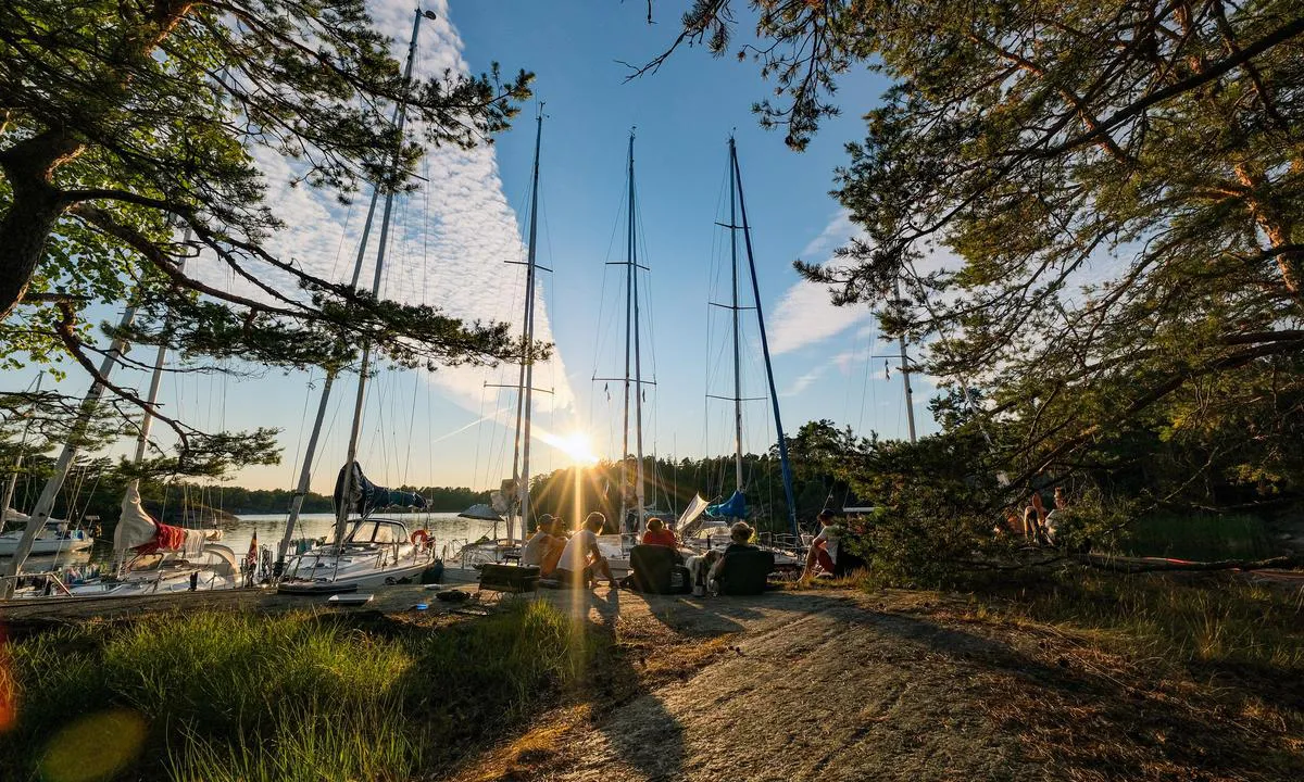 {"base": "se", "no": "Kveldssol. Finnhamn i bakgrunnen. Padleavstand og en liten brygge \u00e5 legge gummijollen p\u00e5. Ingen behov for \u00e5 trenge seg i den \"vanlige\" havnen.", "se": "Kv\u00e4llssol. Finnhamn i bakgrunden. Paddelavst\u00e5nd och en liten brygga att l\u00e4gga gummijollen p\u00e5. Inget behov att tr\u00e4ngas i den \"vanliga\" hamnen.", "en": "Evening sun. Finnhamn in the background. Paddling distance and a small dock to moor the rubber dinghy. No need to crowd in the 'regular' harbor.", "da": "Aftensol. Finnhamn i baggrunden. Padleafstand og en lille bro til at l\u00e6gge gummib\u00e5den p\u00e5. Intet behov for at tr\u00e6nge sig sammen i den 'almindelige' havn."}
