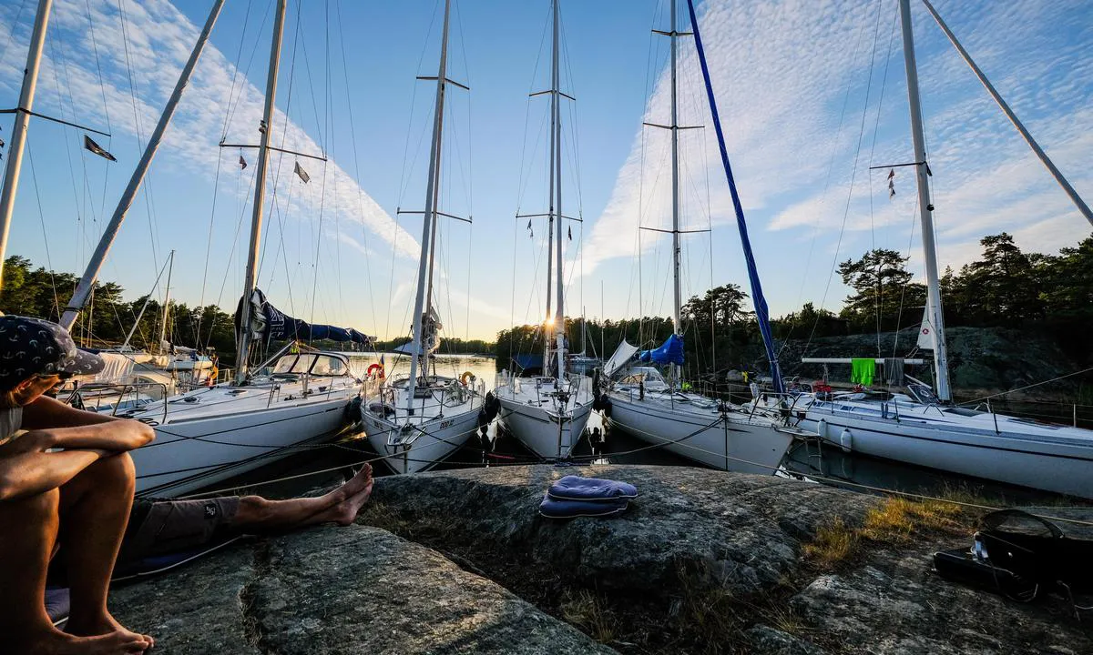 Finnhamn - Söder Långholm Gästhamn: {"base": "se", "no": "Klippan innerst i bukten", "se": "Klippan l\u00e4ngst in i viken", "en": "The cliff at the innermost part of the bay", "da": "Klippan l\u00e6ngst inde i vigen"}