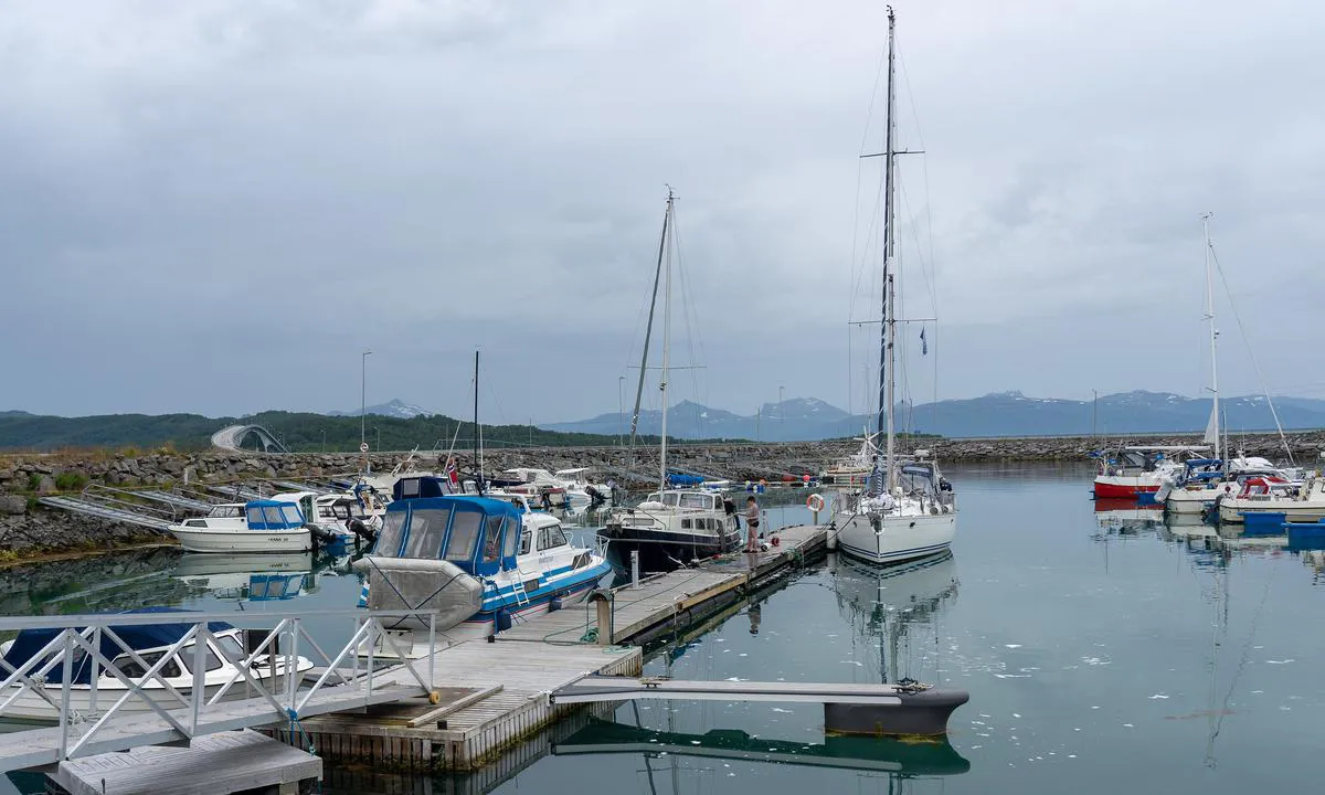 Finnlandsnes småbåthavn: {"base": "no", "no": "Grunt innerst for seilb\u00e5ter, men man kan ligge p\u00e5 enden av en av flytebryggene.", "se": "Grunt innerst f\u00f6r segelb\u00e5tar, men man kan ligga p\u00e5 slutet av en av flytbryggorna.", "en": "Shallow at the innermost part for sailboats, but you can moor at the end of one of the floating docks.", "da": "Grundt inderst for sejlb\u00e5de, men man kan ligge for enden af en af flydebroerne."}
