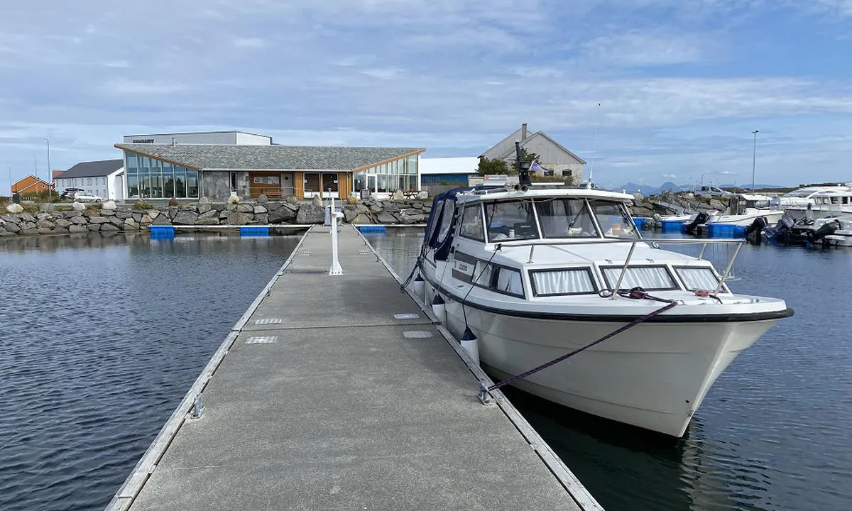 Finnøy Gjestehavn: {"base": "no", "no": "Finn\u00f8y gjestebrygge med servicebygg, kaf\u00e9 og motorutstilling p\u00e5 land. Foto: Per-Helge Berg", "se": "Finn\u00f8y g\u00e4stbrygga med servicebyggnad, kaf\u00e9 och motormuseet p\u00e5 land. Foto: Per-Helge Berg", "en": "Finn\u00f8y guest dock with service building, caf\u00e9, and motor exhibition on land. Photo: Per-Helge Berg", "da": "Finn\u00f8y g\u00e6stebro med servicebygning, caf\u00e9 og motorudstilling p\u00e5 land. Foto: Per-Helge Berg"}