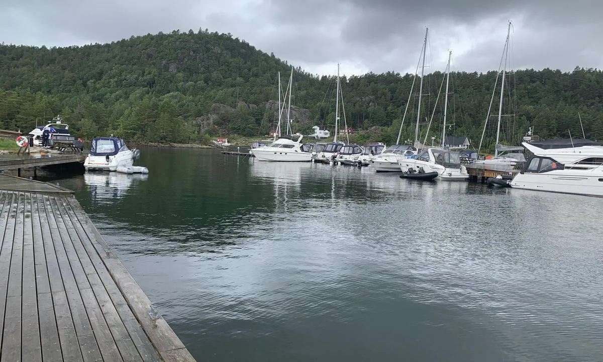 Finnøya Seilsenter: {"base": "no", "no": "P\u00e5 innsiden av brygga er det Max 35 fot, moringstau p\u00e5 brygga for \u00e5 holde baug eller hekken ut.", "se": "P\u00e5 insidan av bryggan \u00e4r det Max 35 fot, moringstross p\u00e5 bryggan f\u00f6r att h\u00e5lla f\u00f6r eller aktern ut.", "en": "On the inside of the pier, the maximum length is 35 feet. There are mooring lines on the pier to hold the bow or stern out.", "da": "P\u00e5 indersiden af broen er der Max 35 fod, fort\u00f8jningsreb p\u00e5 broen for at holde st\u00e6vn eller agterude."}