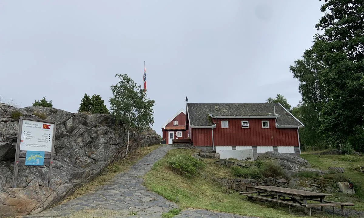 Finnøya Seilsenter: {"base": "no", "no": "Finn\u00f8ya Seilsenter.", "se": "Finn\u00f8ya Seglingscenter.", "en": "Finn\u00f8ya Sailing Center.", "da": "Finn\u00f8ya Sejlcenter."}