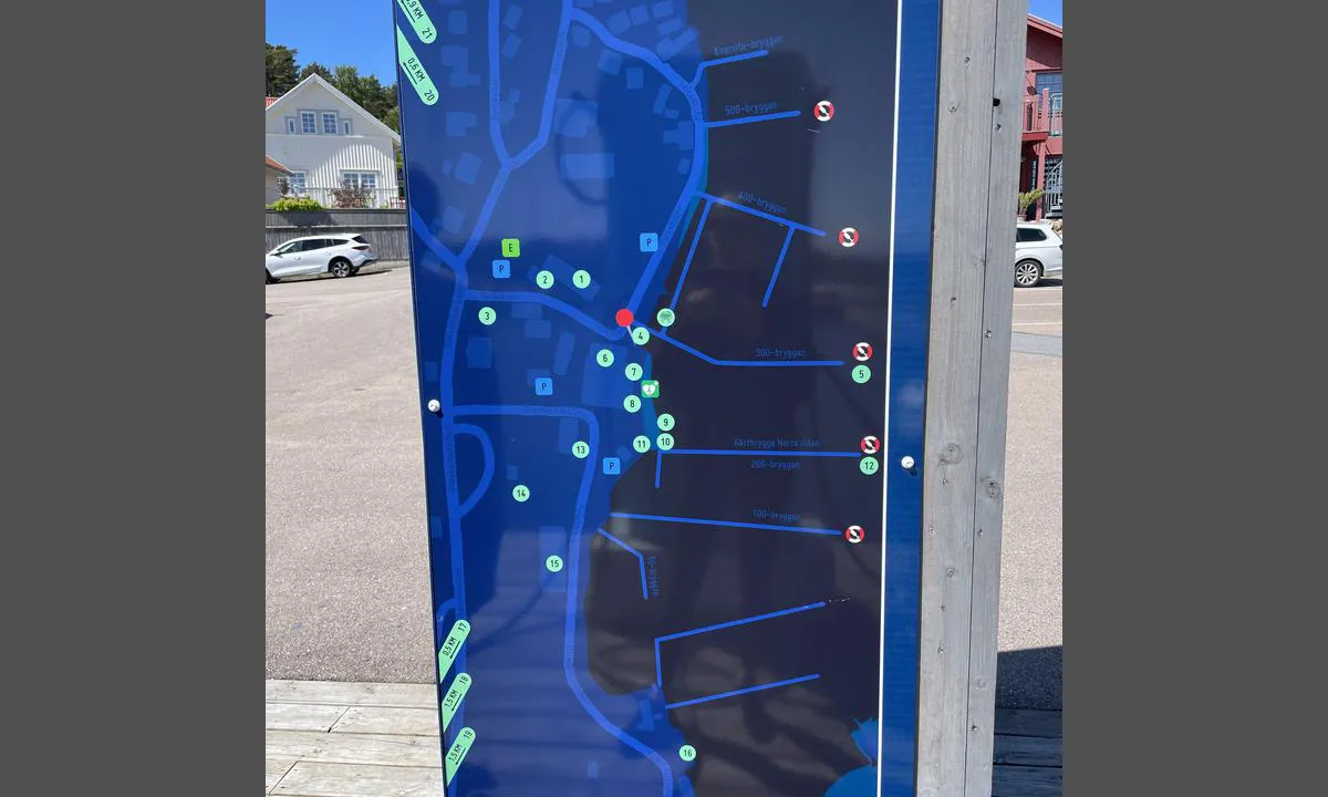 Fiskebäckskil - Lyckans Slip: {"base": "se", "no": "Informasjonstavle", "se": "Informationstavla", "en": "Information board", "da": "Informationstavle", "fr": "Panneau d'information", "de": "Informationstafel", "es": "Tabla de informaci\u00f3n", "it": "Tabella informativa", "pt": "Placa de Informa\u00e7\u00e3o", "nl": "Informatiebord", "pl": "Tablica informacyjna", "uk": "\u0406\u043d\u0444\u043e\u0440\u043c\u0430\u0446\u0456\u0439\u043d\u0438\u0439 \u0441\u0442\u0435\u043d\u0434", "ro": "Plac\u0103 informativ\u0103", "tr": "Bilgi panosu", "el": "\u03a0\u03bb\u03b7\u03c1\u03bf\u03c6\u03bf\u03c1\u03b9\u03b1\u03ba\u03ae \u03c0\u03b9\u03bd\u03b1\u03ba\u03af\u03b4\u03b1", "cs": "Informa\u010dn\u00ed tabule", "hu": "Inform\u00e1ci\u00f3s t\u00e1bla", "fi": "Tiedotustaulu", "bg": "\u0418\u043d\u0444\u043e\u0440\u043c\u0430\u0446\u0438\u043e\u043d\u043d\u043e \u0442\u0430\u0431\u043b\u043e", "sr": "Informaciona tabla", "et": "Infotahvel", "lv": "Inform\u0101cijas d\u0113lis", "lt": "Informacin\u0117 lenta"}