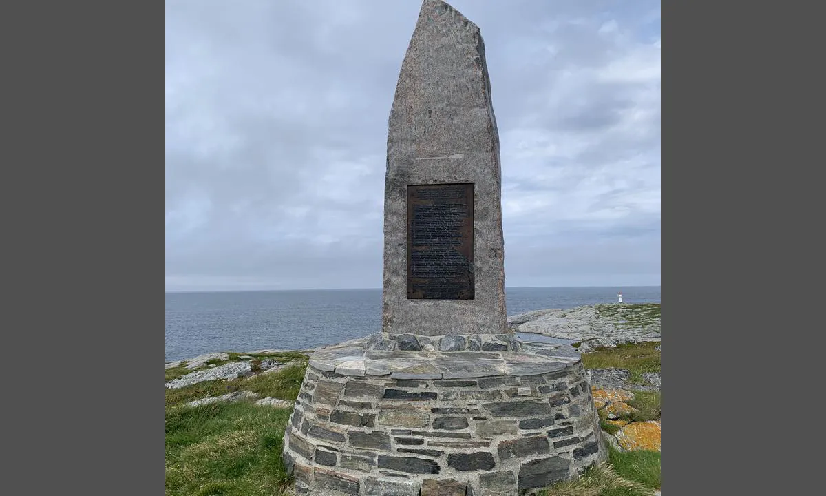 Fiskeværet Nordøyan: {"base": "no", "no": "Minnesmerke etter St. Svitun-forliset.", "se": "Minnesm\u00e4rke efter S:t Svitun-f\u00f6rliset.", "en": "Memorial for the St. Svitun shipwreck.", "da": "Mindesm\u00e6rke efter St. Svitun-forliset."}