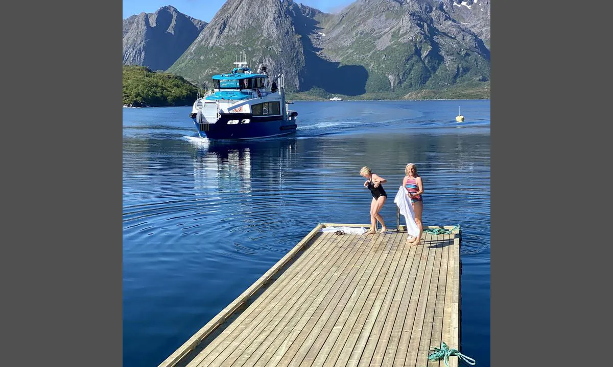 Fiskeværet Skipnes: {"base": "no", "no": "Badebrygga blir flittig brukt", "se": "Badbryggan anv\u00e4nds flitigt", "en": "The swimming pier is frequently used", "da": "Badebroen bliver flittigt brugt"}