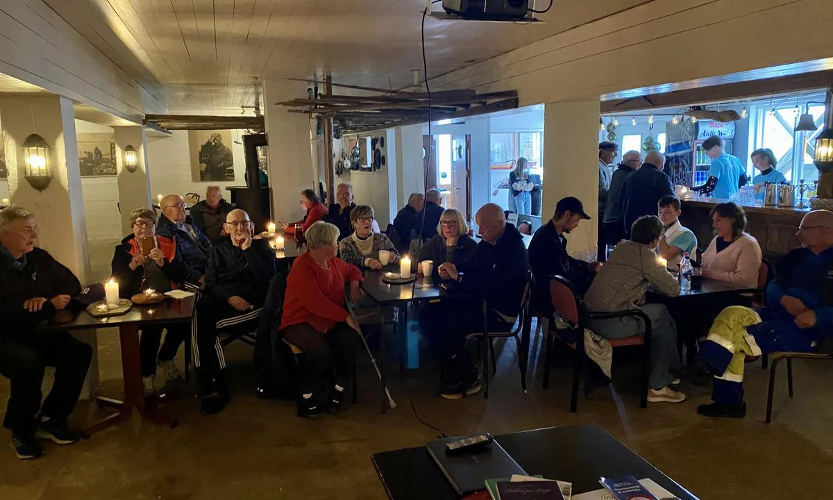 Fiskeværet Skipnes: {"base": "no", "no": "I det gamle Salteriet er det godt \u00e5 samles til konsert, bokbad eller foredrag.", "se": "I det gamla Salteriet \u00e4r det bra att samlas f\u00f6r konsert, bokbad eller f\u00f6rel\u00e4sning.", "en": "In the old Salteriet, it is a great place to gather for a concert, book discussion, or lecture.", "da": "I det gamle Salteriet er det godt at samles til koncert, bogbad eller foredrag."}