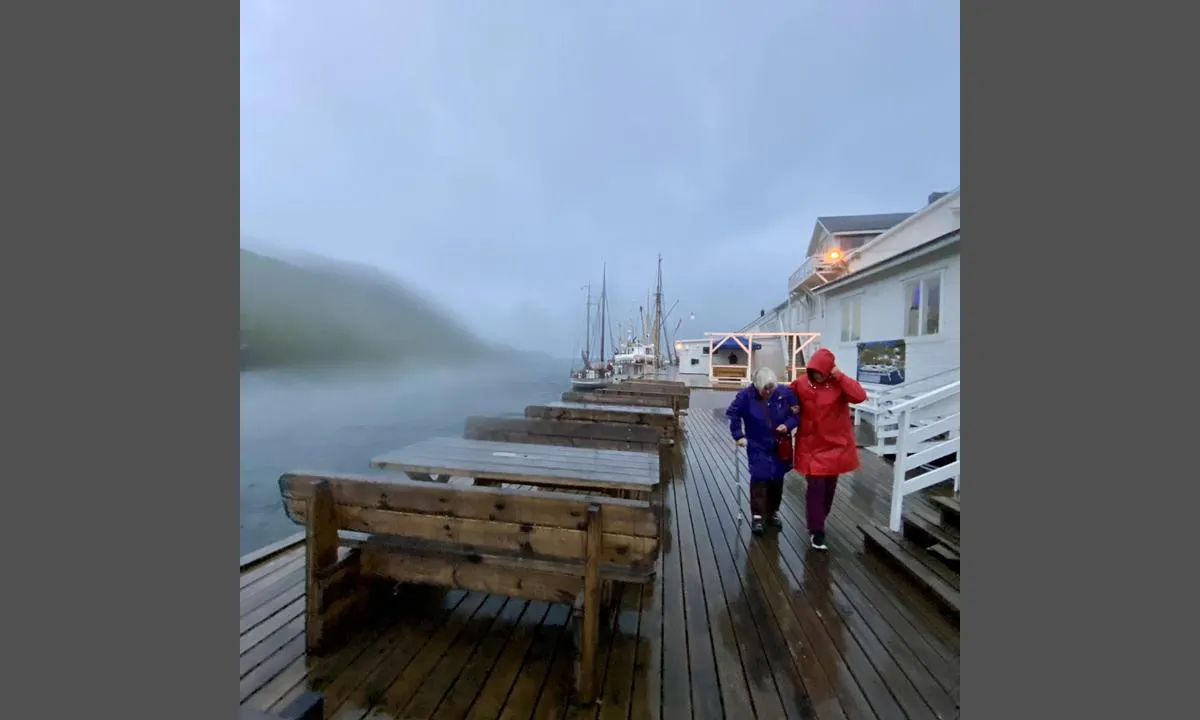 Fiskeværet Skipnes: {"base": "no", "no": "Uv\u00e6rskveld", "se": "Ov\u00e5rskv\u00e4ll", "en": "Bad weather evening", "da": "Uvejrsaften"}