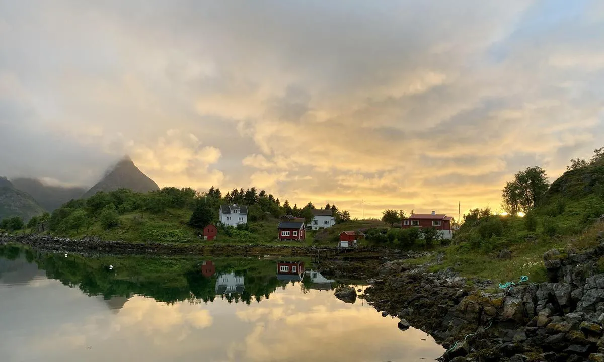 Fiskeværet Skipnes: {"base": "da", "no": "Solnedgang", "se": "Solnedg\u00e5ng", "en": "Sunset", "da": "Solnedgang"}