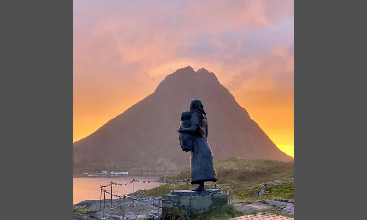Fiskeværet Skipnes: {"base": "da", "no": "Anna i solnedgang", "se": "Anna i solnedg\u00e5ng", "en": "Anna in the sunset", "da": "Anna i solnedgang"}