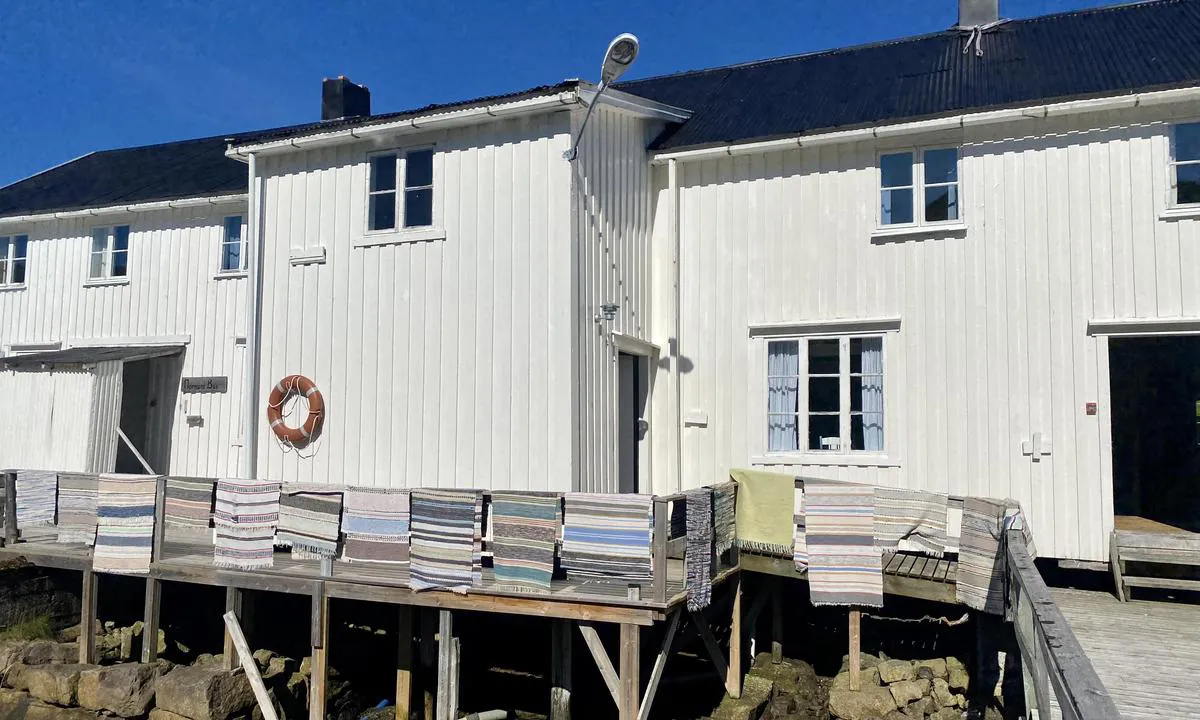 Fiskeværet Skipnes: {"base": "no", "no": "N\u00e5r bruket snues, m\u00e5 mattene ut \u00e5 luftes", "se": "N\u00e4r bruket v\u00e4nds, m\u00e5ste mattorna ut och luftas", "en": "When the gear is turned, the mats must be taken out to air", "da": "N\u00e5r brugen vendes, skal m\u00e5tterne ud og luftes"}