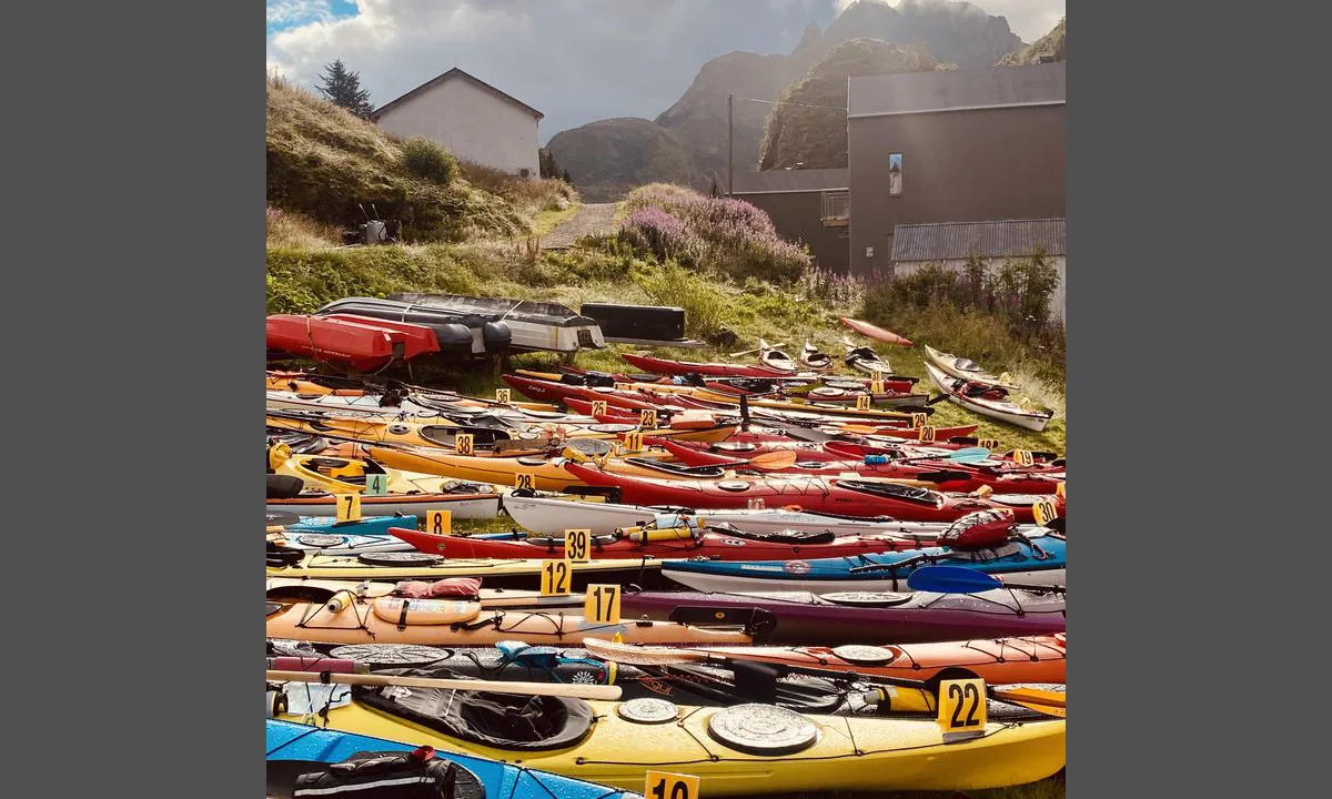 Fiskeværet Skipnes: Fargerike kajakker på land under Arktik SEA kajakk race som har Skipnes som base hvert år siste uka i juli.