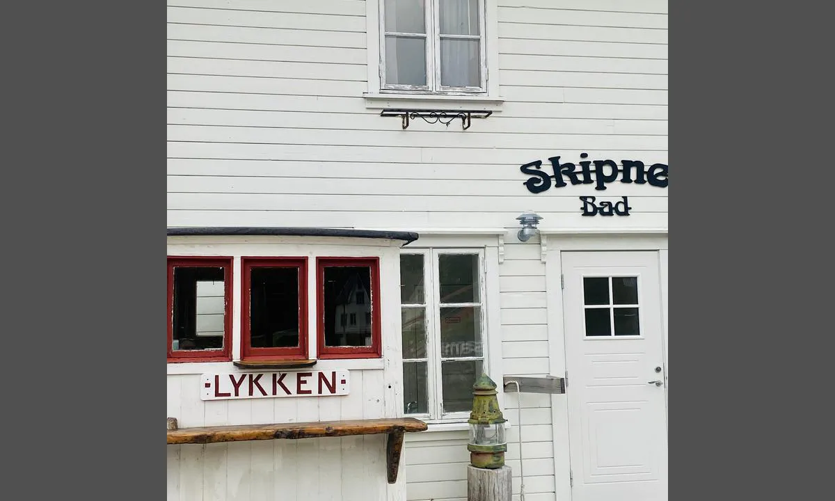 Fiskeværet Skipnes: {"base": "no", "no": "Skipnes Bad med dusjanlegg og badstue. \r\nP\u00e5 fine dager selges \u00f8l og p\u00f8lser fra Lykken.", "se": "Skipnes Bad med duschanl\u00e4ggning och bastu. P\u00e5 fina dagar s\u00e4ljs \u00f6l och korv fr\u00e5n Lykken.", "en": "Skipnes Bath with shower facilities and sauna. On nice days, beer and sausages are sold from Lykken.", "da": "Skipnes Bad med bruseanl\u00e6g og sauna. P\u00e5 fine dage s\u00e6lges \u00f8l og p\u00f8lser fra Lykken."}
