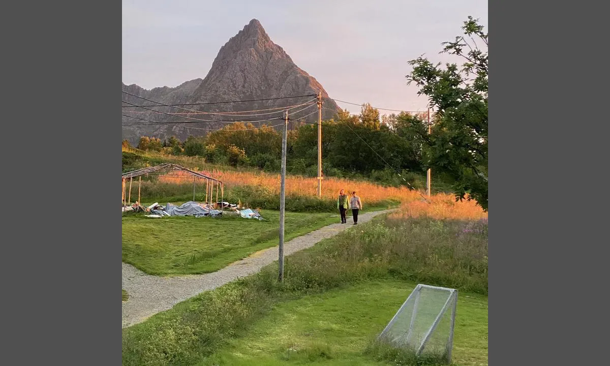 Fiskeværet Skipnes: {"base": "no", "no": "Sommernatt", "se": "Sommernatt", "en": "Summer night", "da": "Sommernatt"}