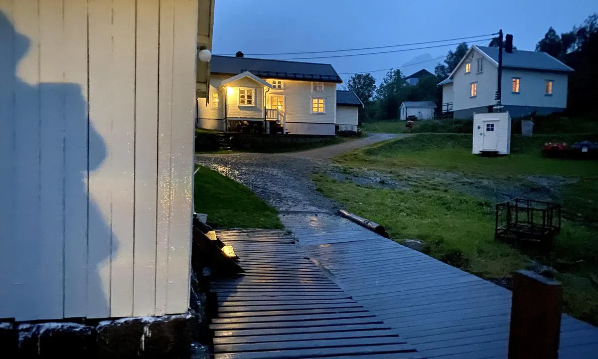 Fiskeværet Skipnes: {"base": "no", "no": "Hjem fra nattbad i stampen.", "se": "Hem fr\u00e5n nattbadet i baljan.", "en": "Home from a night bath in the tub.", "da": "Hjem fra natbad i stampen."}