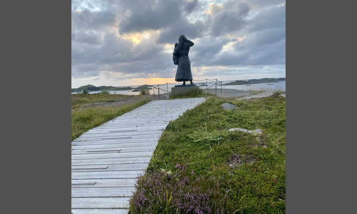 Fiskeværet Skipnes: Statuen av Anna fra Vinje som skuer utover havet etter sine