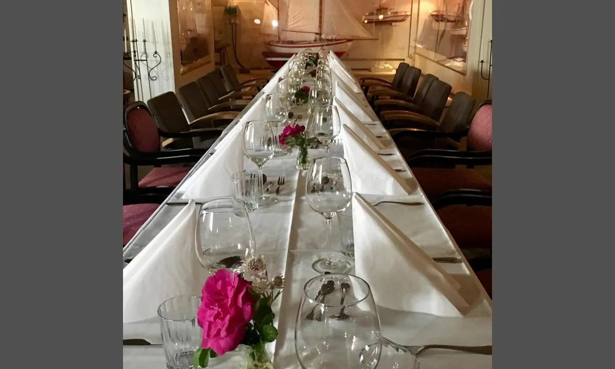 Fiskeværet Skipnes: {"base": "no", "no": "Festbordet er dekket i Salteriet", "se": "Festbordet \u00e4r dukat i Salteriet", "en": "The banquet table is set in the Salteriet", "da": "Festbordet er d\u00e6kket i Salteriet"}