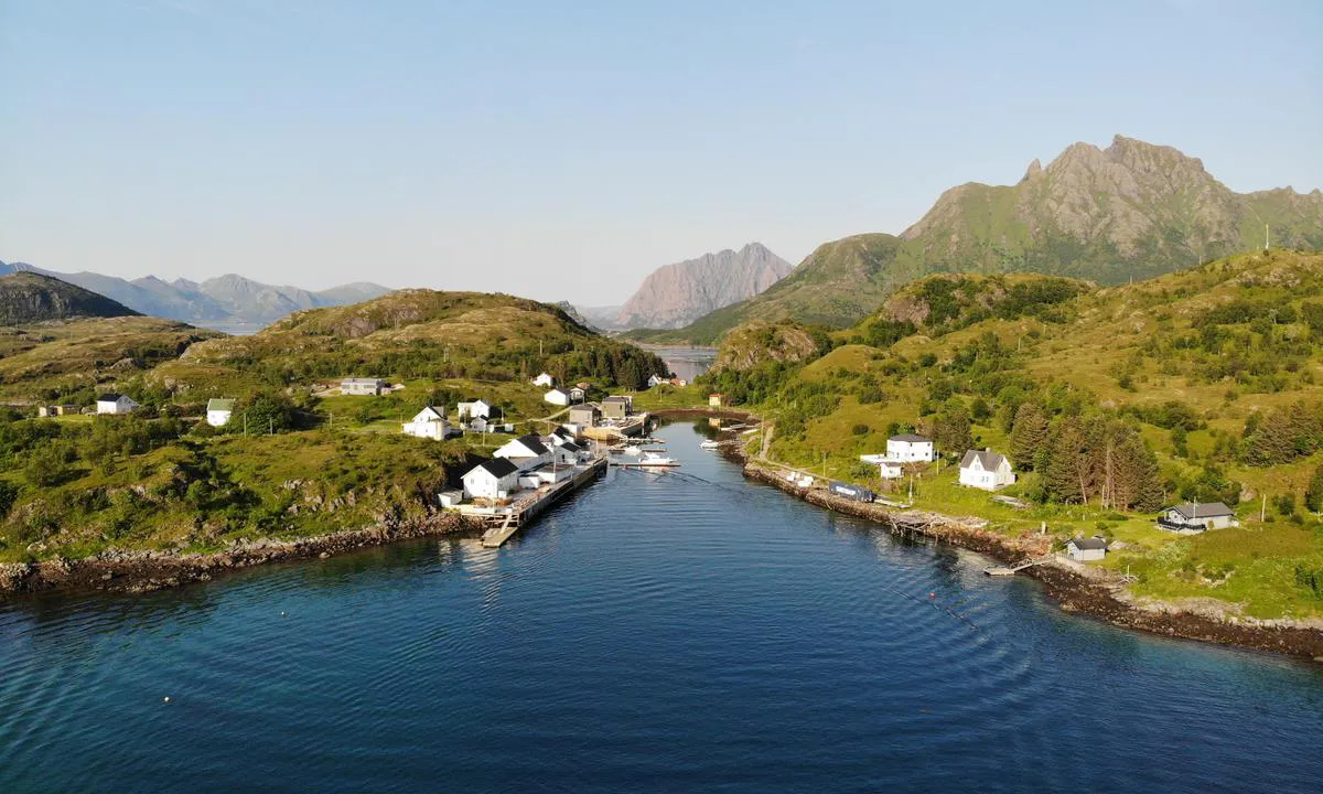 Fiskeværet Skipnes: {"base": "no", "no": "Dronebilde tatt 27/06-2022. \u00a9 Eivind-Andr\u00e9 Paulsen / Paulsens Droneselskap", "se": "Dr\u00f6narbild tagen 27/06-2022. \u00a9 Eivind-Andr\u00e9 Paulsen / Paulsens Dronf\u00f6retag", "en": "Drone photo taken 27/06-2022. \u00a9 Eivind-Andr\u00e9 Paulsen / Paulsen's Drone Company", "da": "Dronebillede taget 27/06-2022. \u00a9 Eivind-Andr\u00e9 Paulsen / Paulsens Droneselskab"}