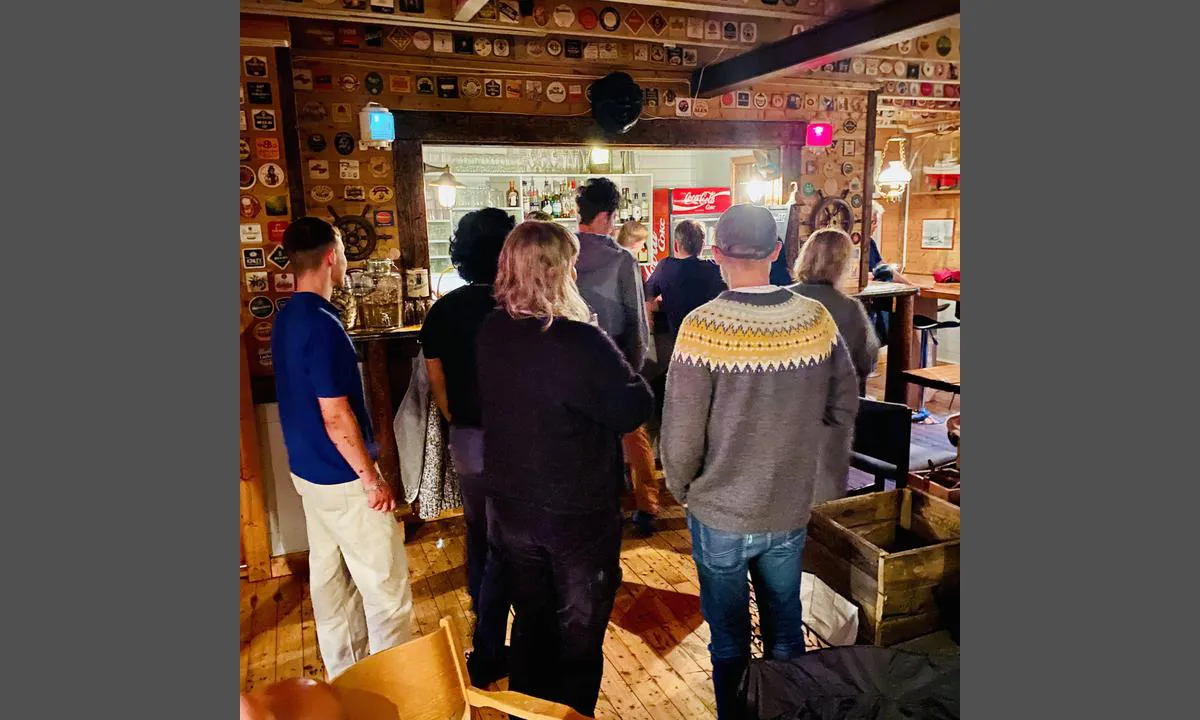 Fiskeværet Skipnes: {"base": "no", "no": "Liv og r\u00f8re i Skipperstua pub", "se": "Liv och r\u00f6relse i Skipperstua pub", "en": "Life and bustle at the Skipperstua pub", "da": "Liv og r\u00f8re i Skipperstuen pub"}