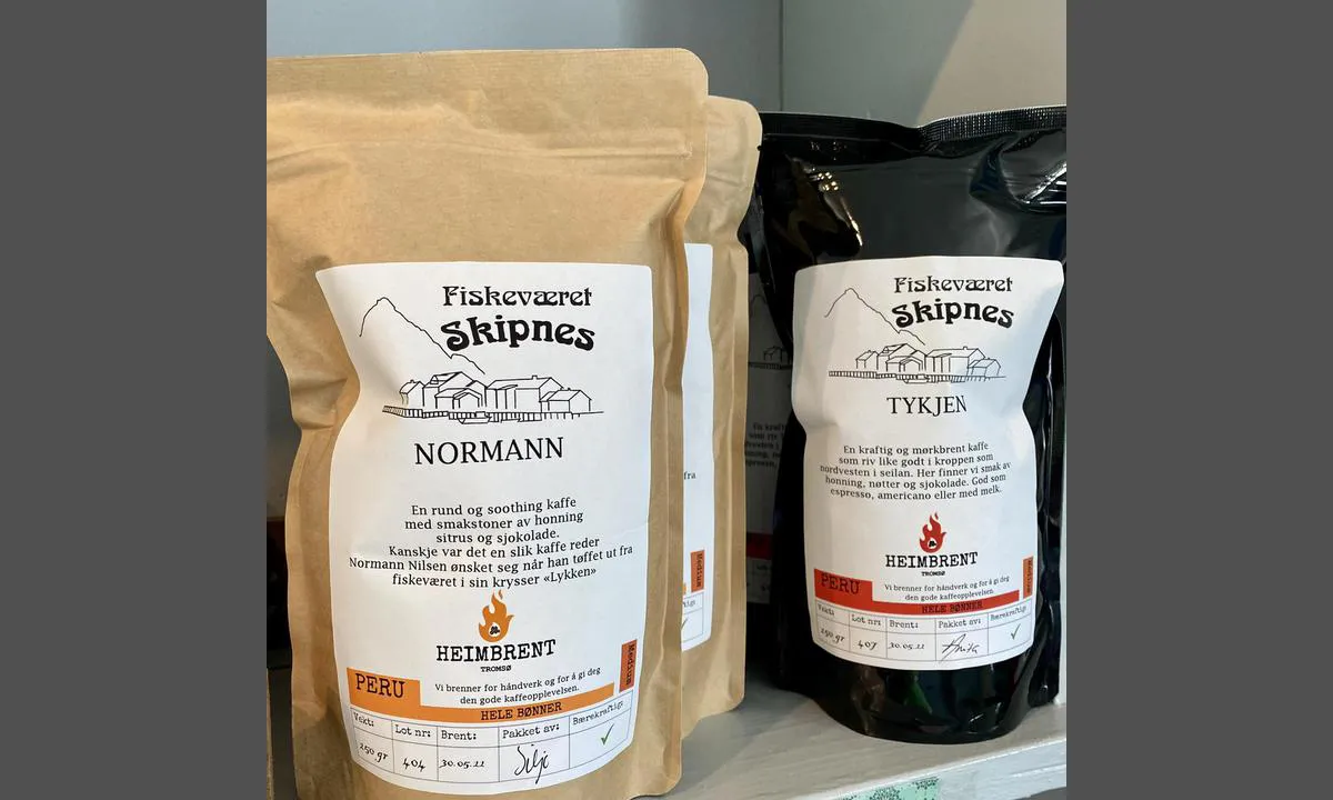 Fiskeværet Skipnes: {"base": "no", "no": "Vi selger kaffe fra det lille kaffebrenneriet Heimbrent", "se": "Vi s\u00e4ljer kaffe fr\u00e5n det lilla kaffebr\u00e4nneriet Heimbrent", "en": "We sell coffee from the small coffee roastery Heimbrent", "da": "Vi s\u00e6lger kaffe fra det lille kafferisteri Heimbrent"}