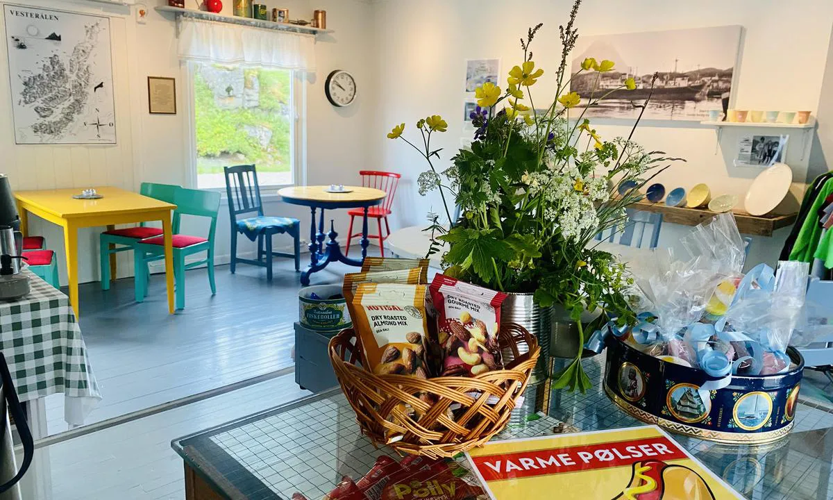 Fiskeværet Skipnes: {"base": "no", "no": "I Butikken har vi godis for store og sm\u00e5. Varme p\u00f8lser fra prisvinnende Mydland. Hjemmelaget fiskesuppe, kortreist boknafidk og mye annet godt p\u00e5 menyen", "se": "I Butiken har vi godis f\u00f6r stora och sm\u00e5. Varm korv fr\u00e5n prisbel\u00f6nta Mydland. Hemlagad fisksoppa, n\u00e4rproducerad boknafisk och mycket annat gott p\u00e5 menyn", "en": "In the shop, we have treats for both young and old. Hot sausages from the award-winning Mydland. Homemade fish soup, locally sourced dried fish, and many other delicious items on the menu.", "da": "I Butikken har vi slikkerier for store og sm\u00e5. Varme p\u00f8lser fra prisvindende Mydland. Hjemmelavet fiskesuppe, lokalt produceret boknafidk og meget andet godt p\u00e5 menuen"}