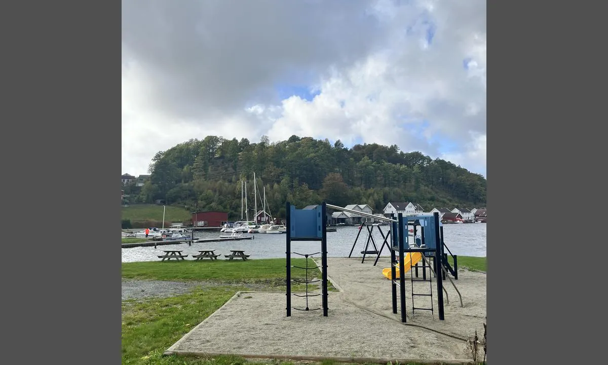 Fister: {"base": "no", "no": "Lekeplass og liten badeplass", "se": "Lekplats och liten badplats", "en": "Playground and small swimming area", "da": "Legeplads og lille badeplads"}