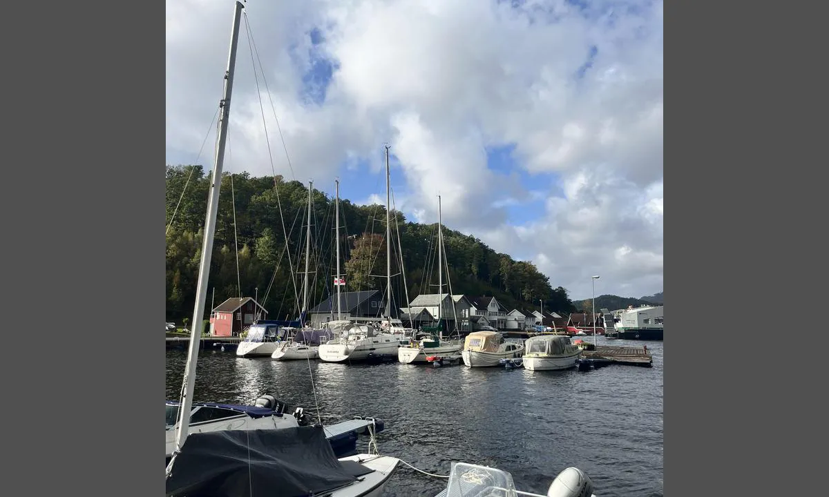 Fister: {"base": "no", "no": "Bilde tatt fra land ut over gjestehavn", "se": "Bild tagen fr\u00e5n land ut \u00f6ver g\u00e4sthamnen", "en": "Picture taken from land over the guest harbour", "da": "<p>Billede taget fra land ud over g\u00e6stehavn</p>"}