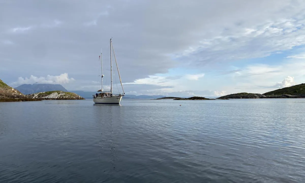Fjærkvitingan-Katlsøyvær: {"base": "no", "no": "Bilde tatt rett mot s\u00f8r.", "se": "Bild tagen rakt mot s\u00f6der.", "en": "Picture taken directly towards the south.", "da": "Billede taget ret mod syd."}
