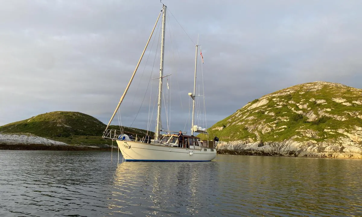 Fjærkvitingan-Katlsøyvær: {"base": "no", "no": "Bilde tatt fra s\u00f8r-vest, mot nord-\u00f8st.", "se": "Bild tagen fr\u00e5n sydv\u00e4st, mot nordost.", "en": "Picture taken from southwest, towards northeast.", "da": "Billede taget fra syd-vest, mod nord-\u00f8st."}