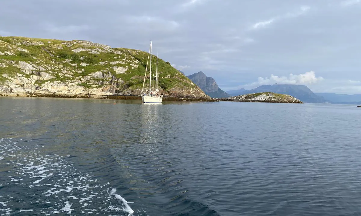 Fjærkvitingan-Katlsøyvær: {"base": "no", "no": "Bilde mot s\u00f8r-\u00f8st.", "se": "Bild mot sydost.", "en": "Image towards southeast.", "da": "Billede mod syd-\u00f8st."}